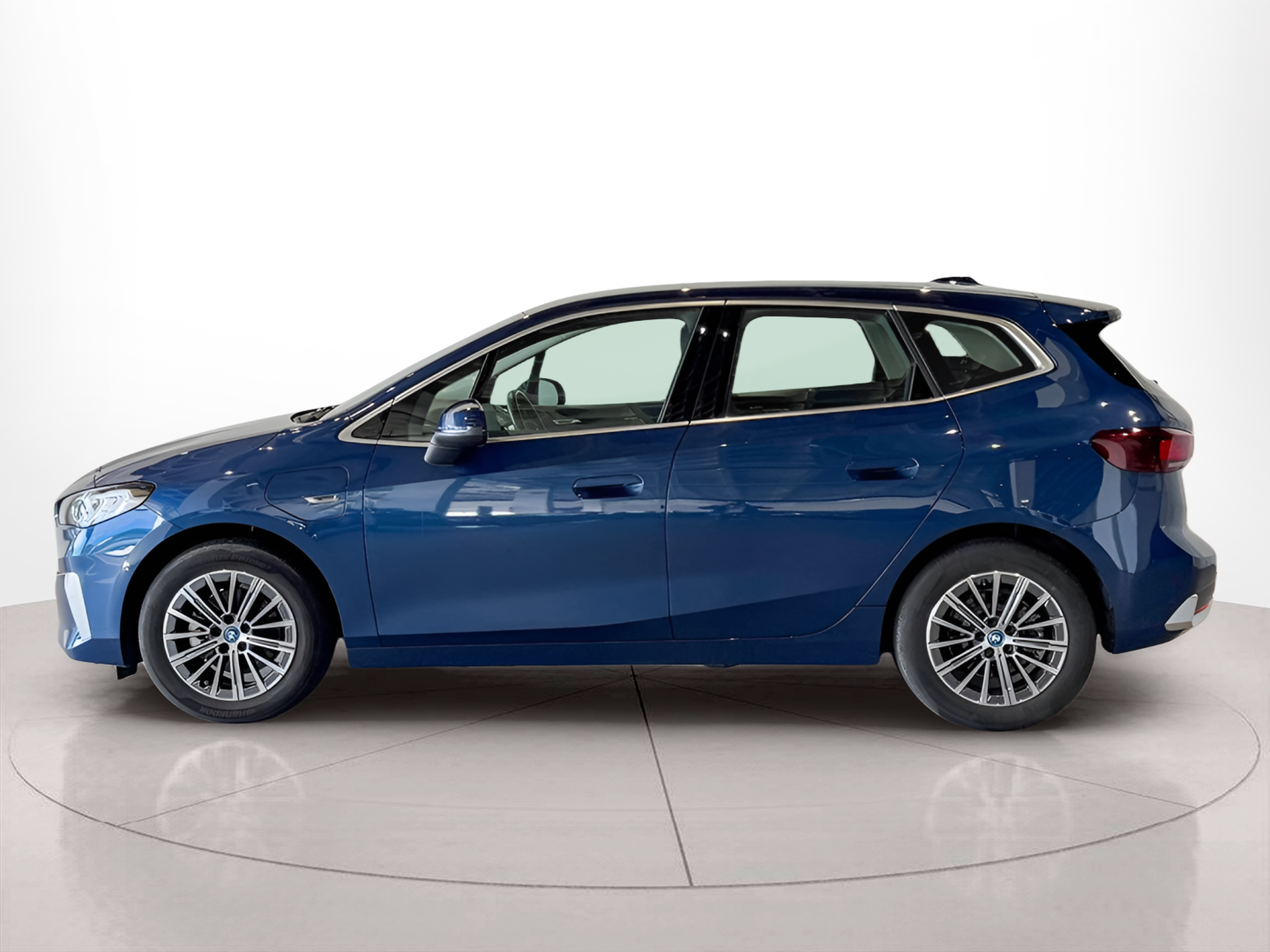 Fotos de BMW Série 2 225xe Active Tourer color Azul. Año 2023. 180KW(245CV). Elétrico / Gasolina Híbrido. En concesionario BMcar Braga de Braga
