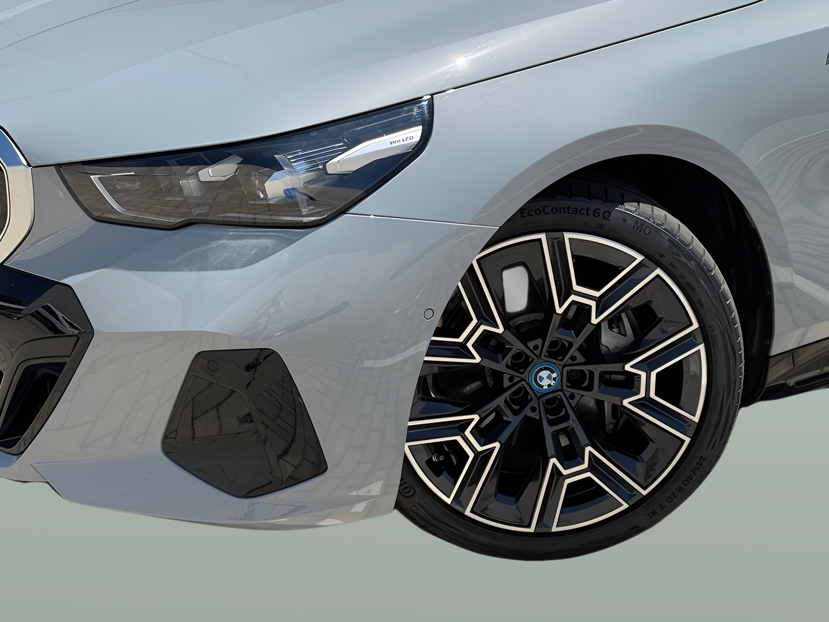 BMW i5 eDrive40 color Gris. Año 2024. 250KW(340CV). Elétrico. En concesionario BMcar Famalicão de Abrantes