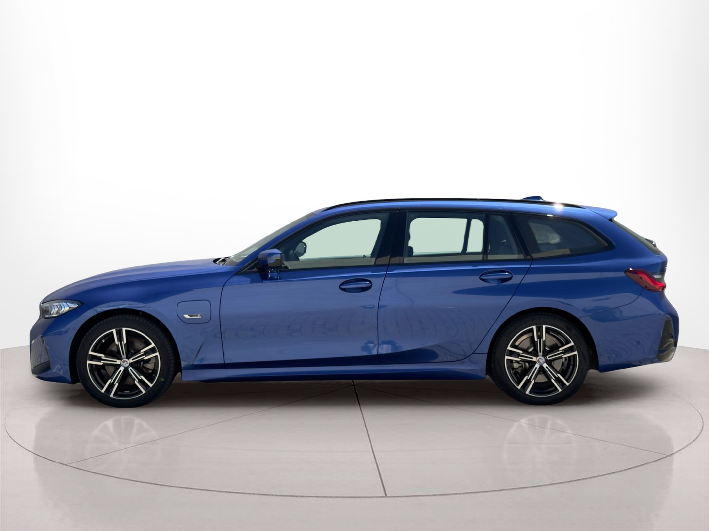 Fotos de BMW Série 3 330e Touring color Azul. Año 2023. 215KW(292CV). Elétrico / Gasolina Híbrido. En concesionario BMcar Famalicão de Abrantes