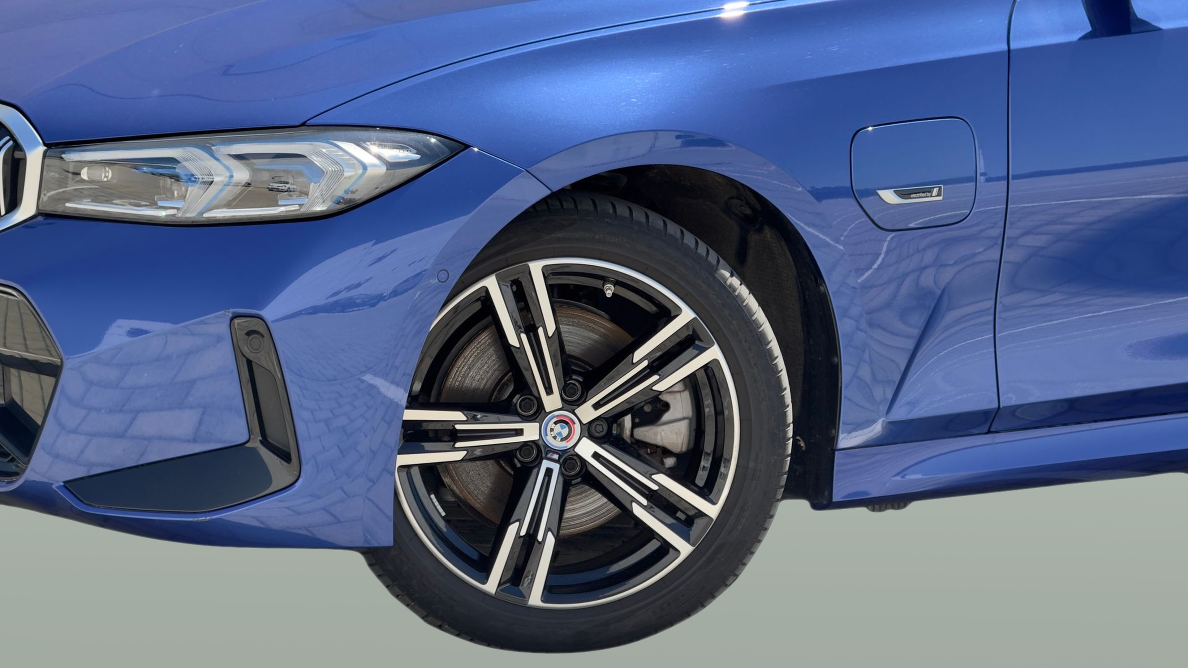 BMW Série 3 330e Touring color Azul. Año 2023. 215KW(292CV). Elétrico / Gasolina Híbrido. En concesionario BMcar Famalicão de Abrantes