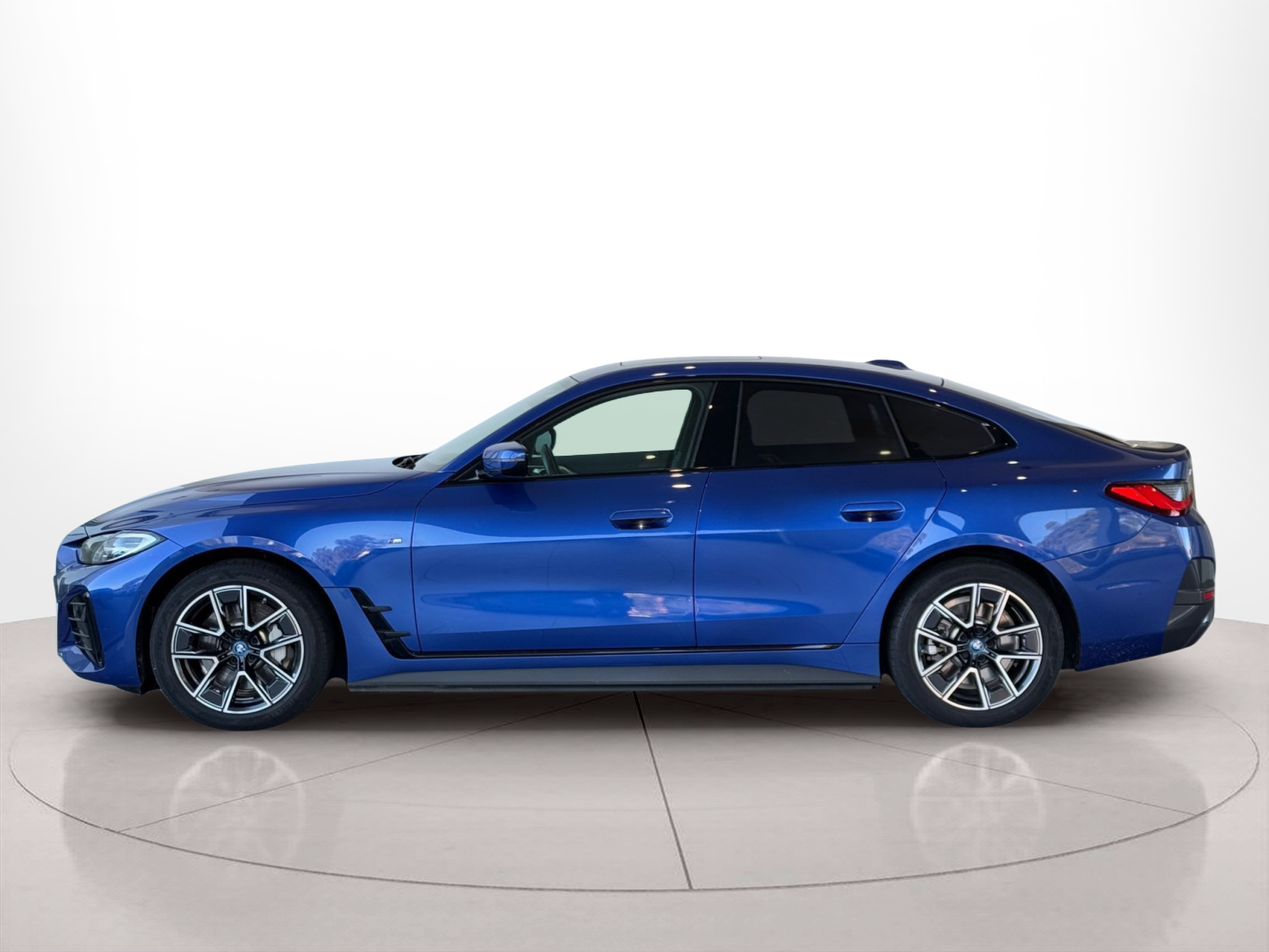 Fotos de BMW i4 i4 eDrive40 color Azul. Año 2023. 250KW(340CV). Elétrico. En concesionario BMcar Barcelos de Barcelos