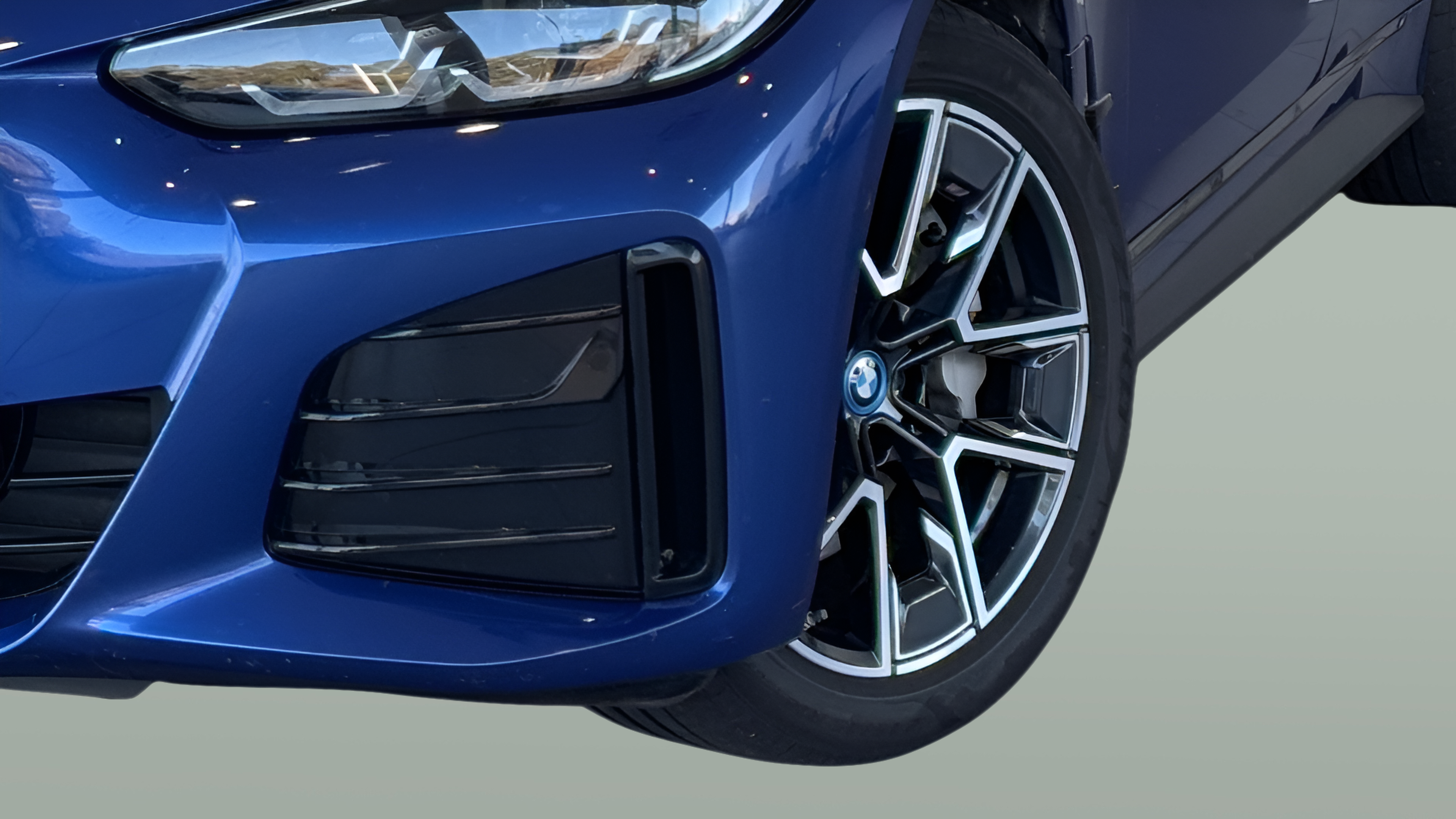 BMW i4 i4 eDrive40 color Azul. Año 2023. 250KW(340CV). Elétrico. En concesionario BMcar Barcelos de Barcelos