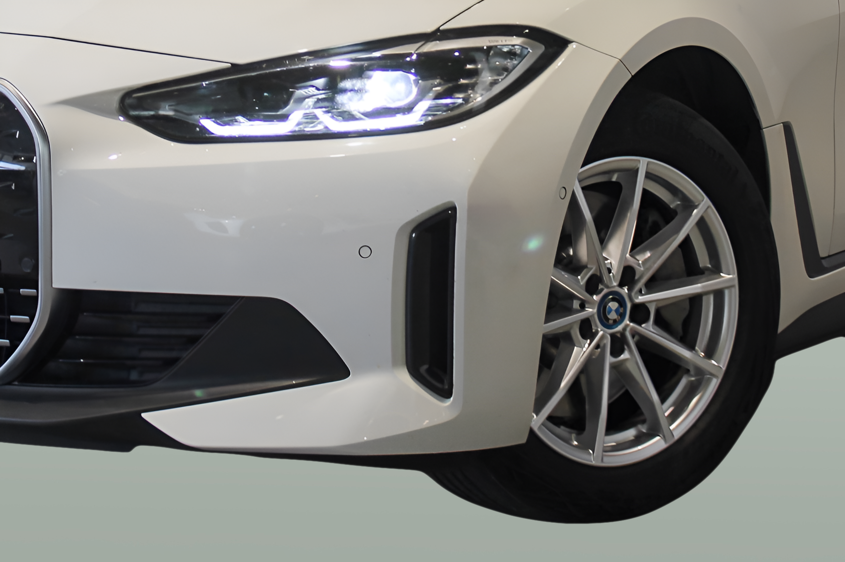 BMW i4 i4 eDrive40 color Blanco. Año 2023. 250KW(340CV). Elétrico. En concesionario BMcar Porto de Porto