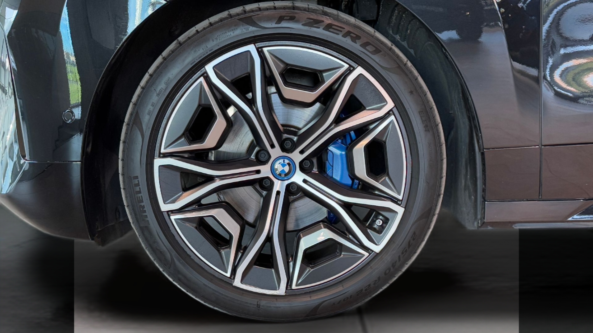 BMW iX xDrive50 color Negro. Año 2023. 385KW(523CV). Elétrico. En concesionario BMcar Póvoa Varzim de Póvoa de Varzim