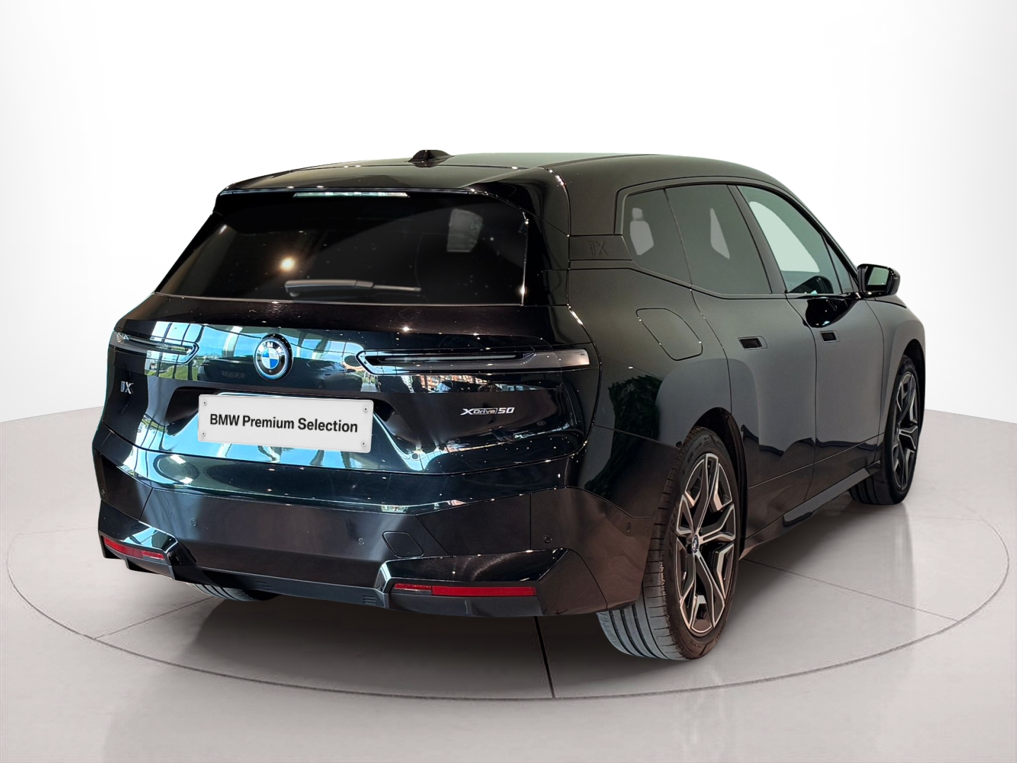 BMW iX xDrive50 color Negro. Año 2023. 385KW(523CV). Elétrico. En concesionario BMcar Póvoa Varzim de Póvoa de Varzim