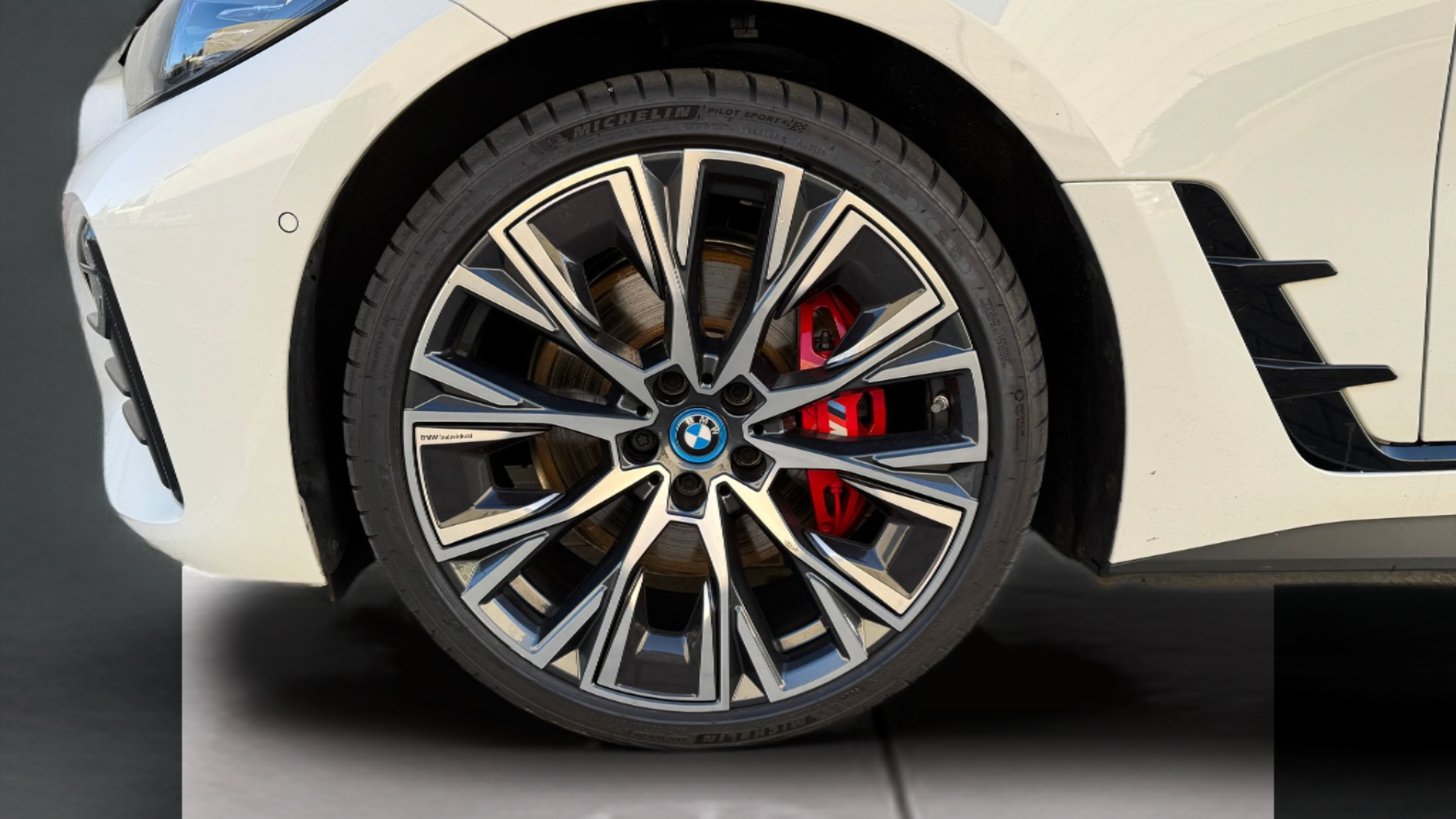 BMW i4 i4 eDrive40 color Blanco. Año 2023. 250KW(340CV). Elétrico. En concesionario BMcar Famalicão de Abrantes
