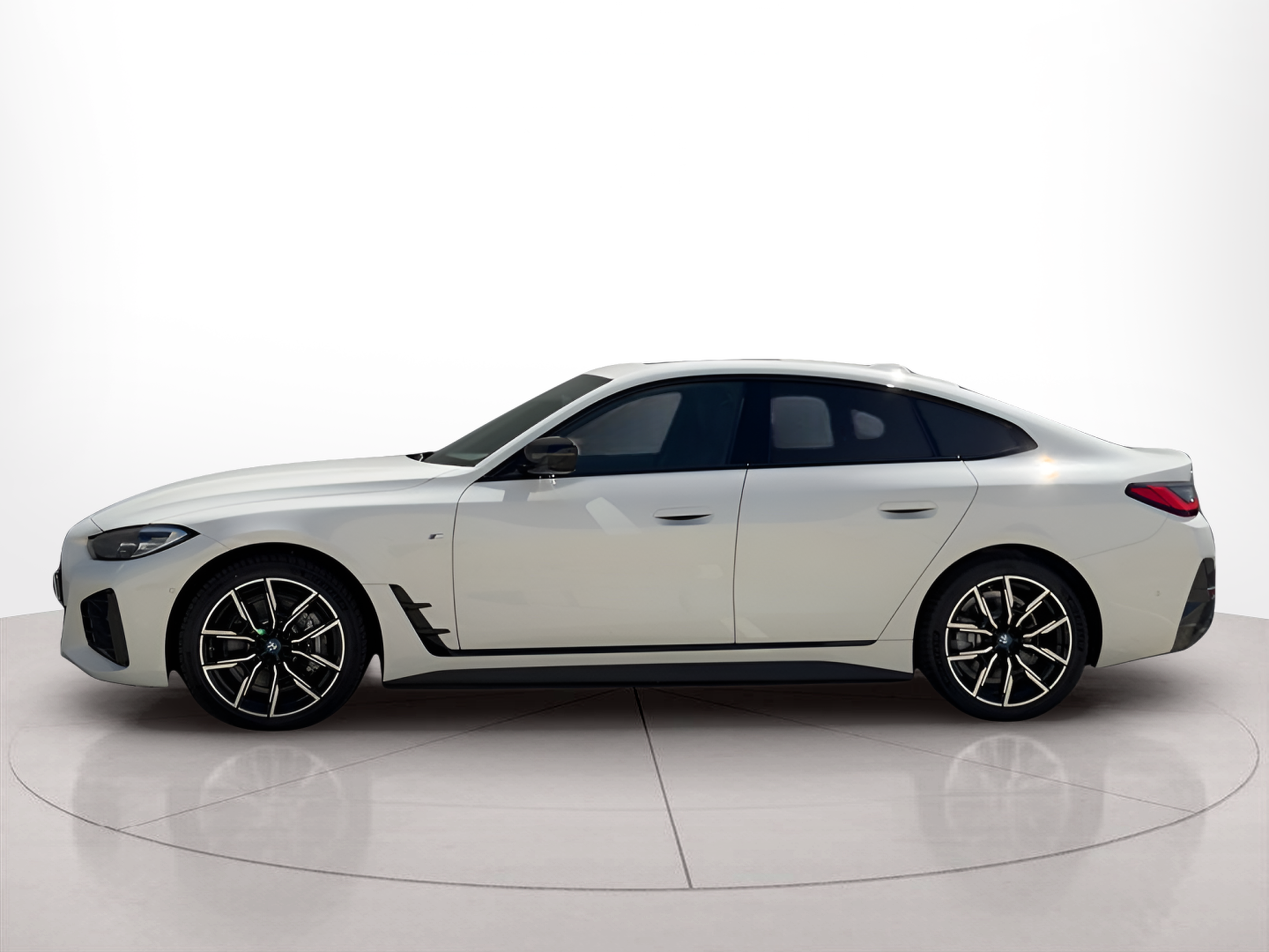 BMW i4 i4 eDrive40 color Blanco. Año 2023. 250KW(340CV). Elétrico. En concesionario BMcar Famalicão de Abrantes
