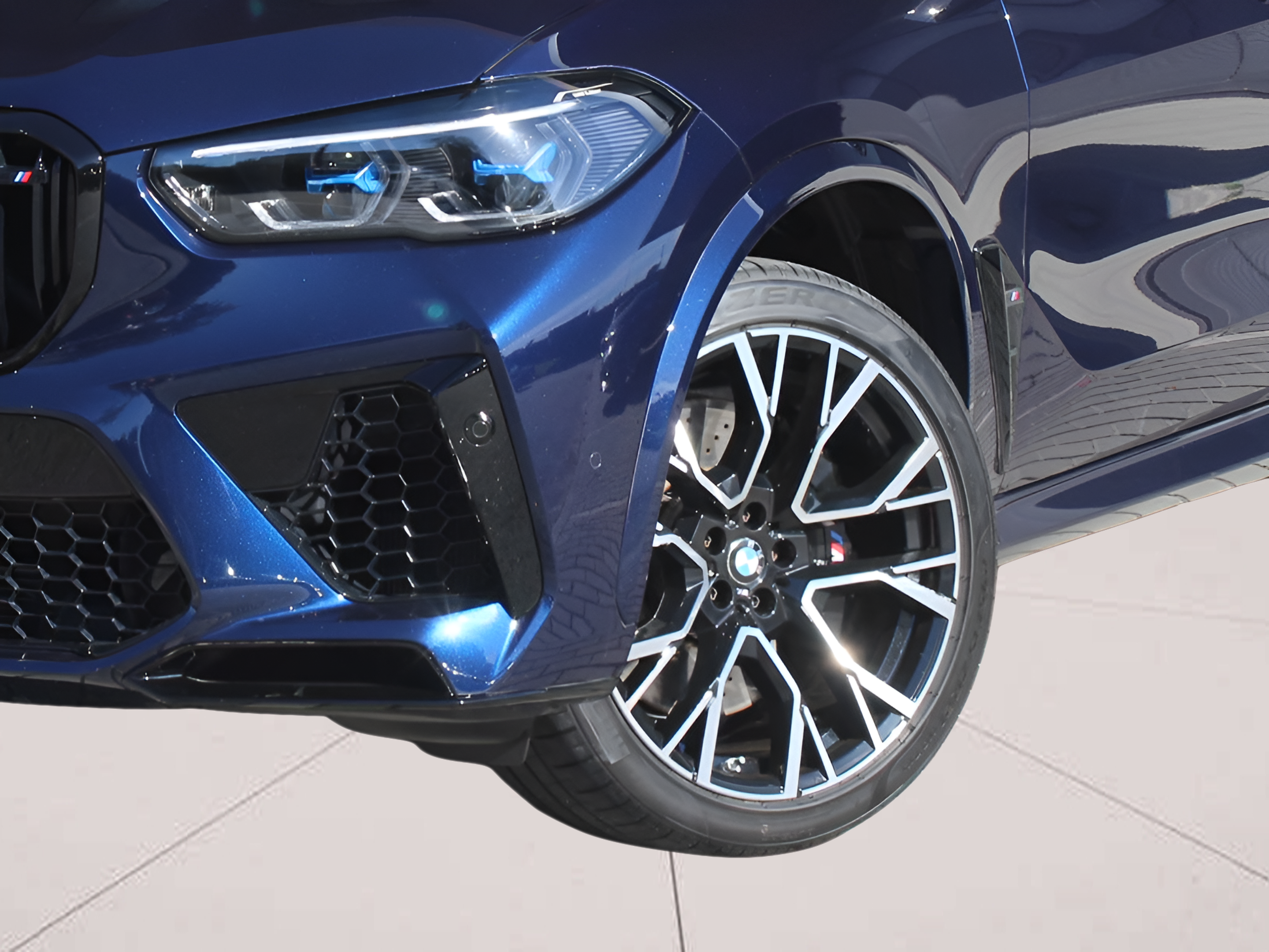 BMW M X5 M color Azul. Año 2022. 441KW(600CV). Gasolina. En concesionario BMcar Porto de Porto