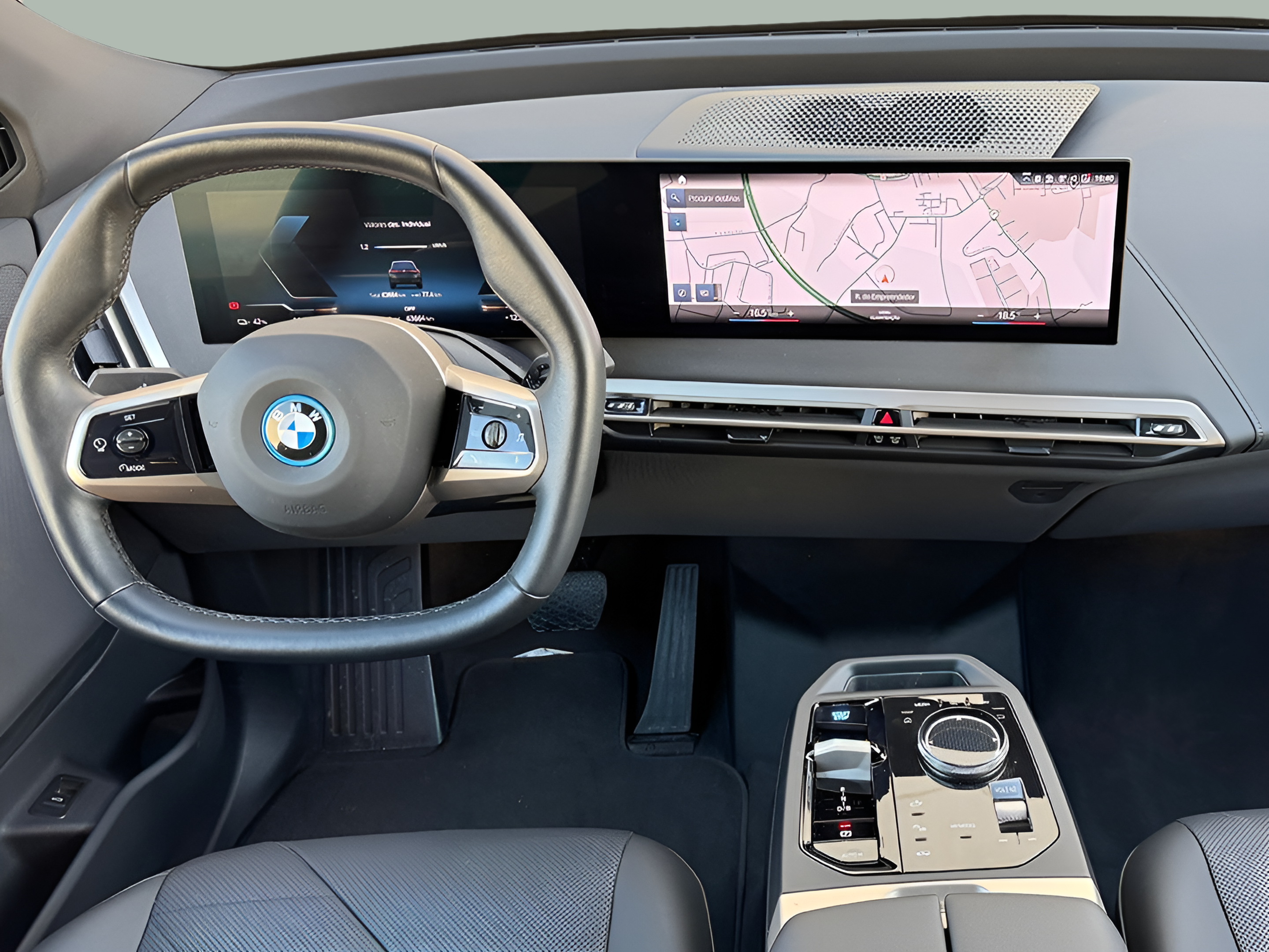 BMW iX xDrive50 color Negro. Año 2022. 385KW(523CV). Elétrico. En concesionario BMcar Barcelos de Barcelos