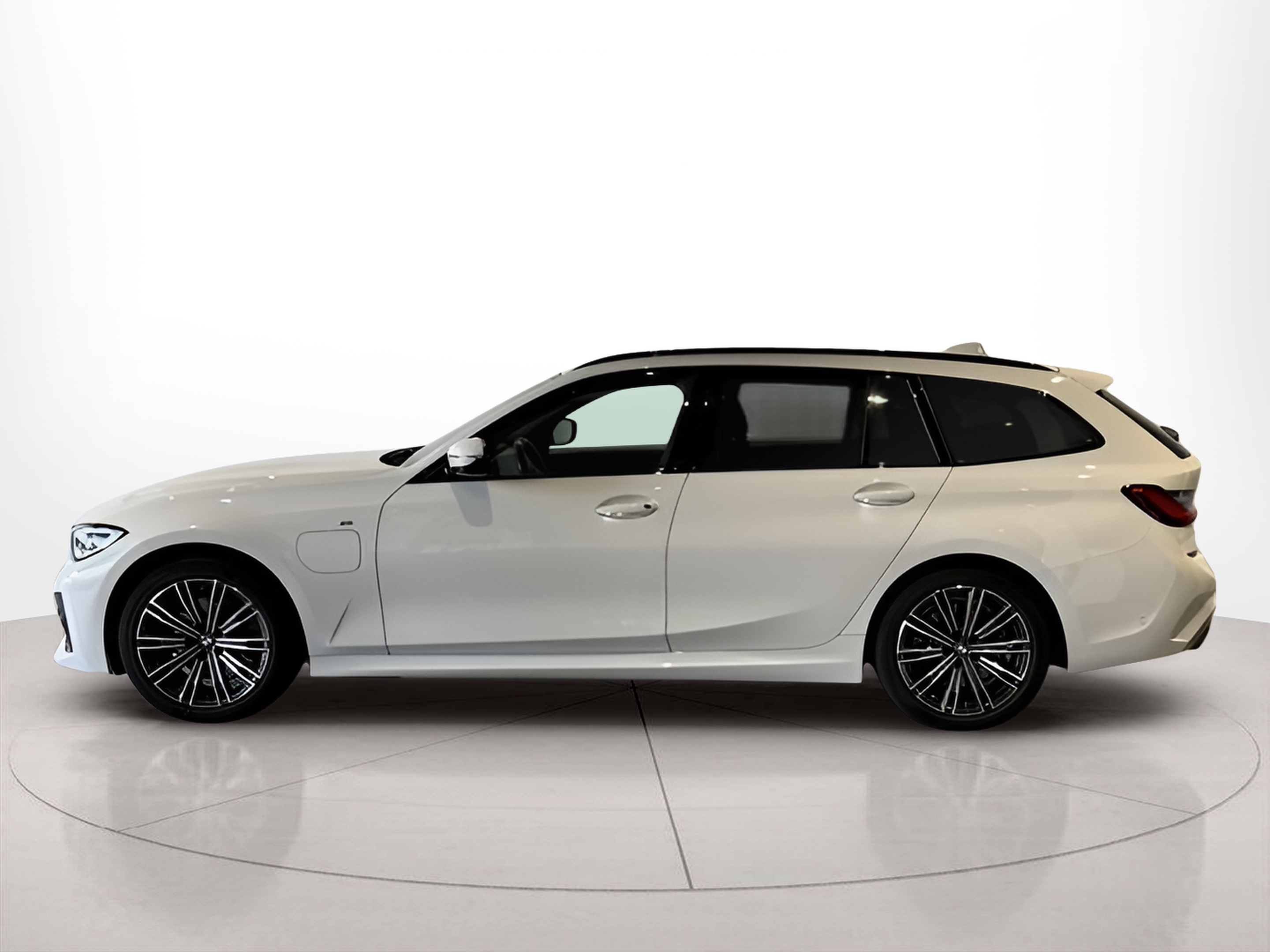 Fotos de BMW Série 3 320e Touring color Blanco. Año 2021. 150KW(204CV). Elétrico / Gasolina Híbrido. En concesionario BMcar Braga de Braga