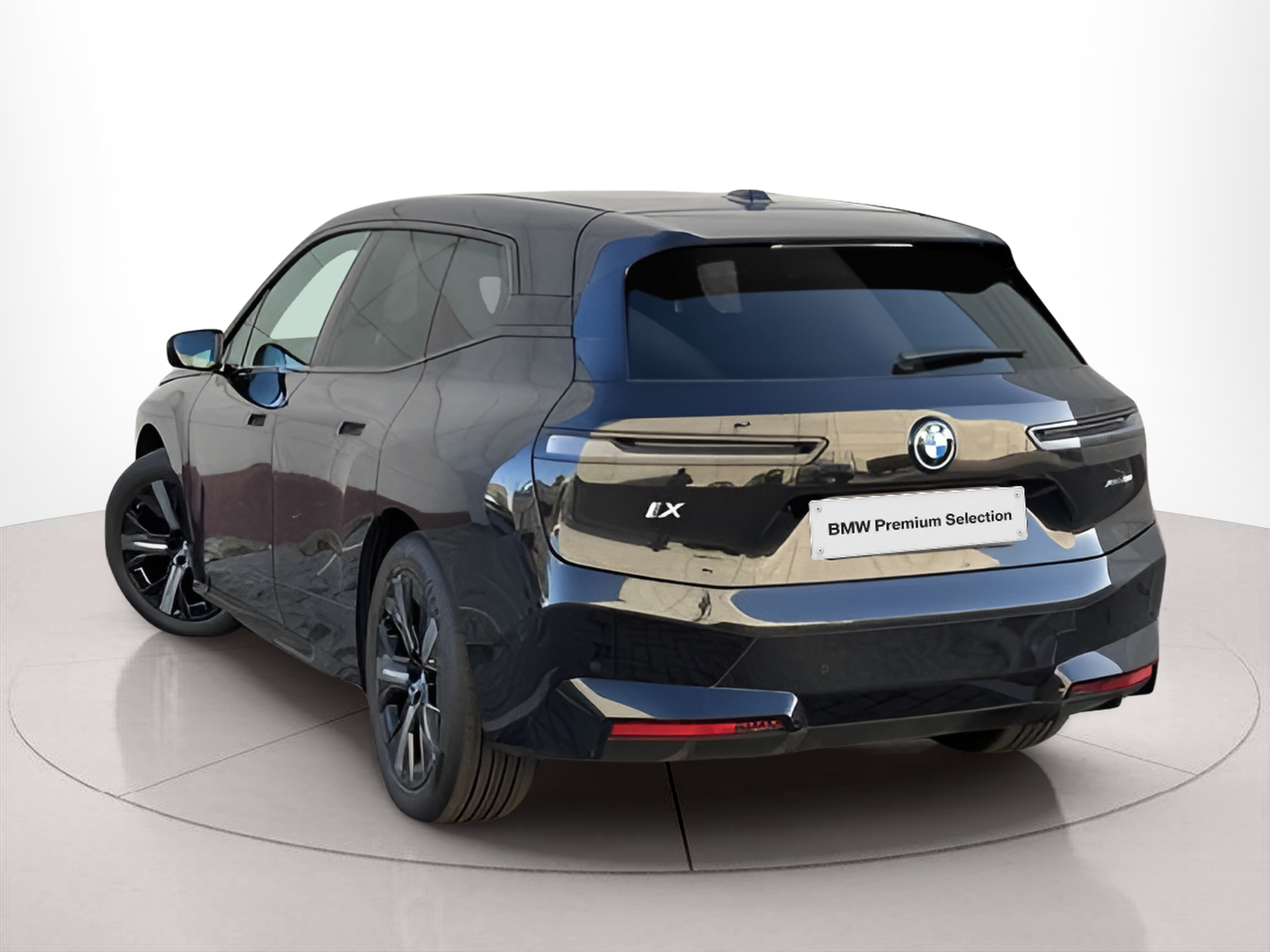 BMW iX xDrive50 color Negro. Año 2022. 385KW(523CV). Elétrico. En concesionario BMcar Póvoa Varzim de Póvoa de Varzim