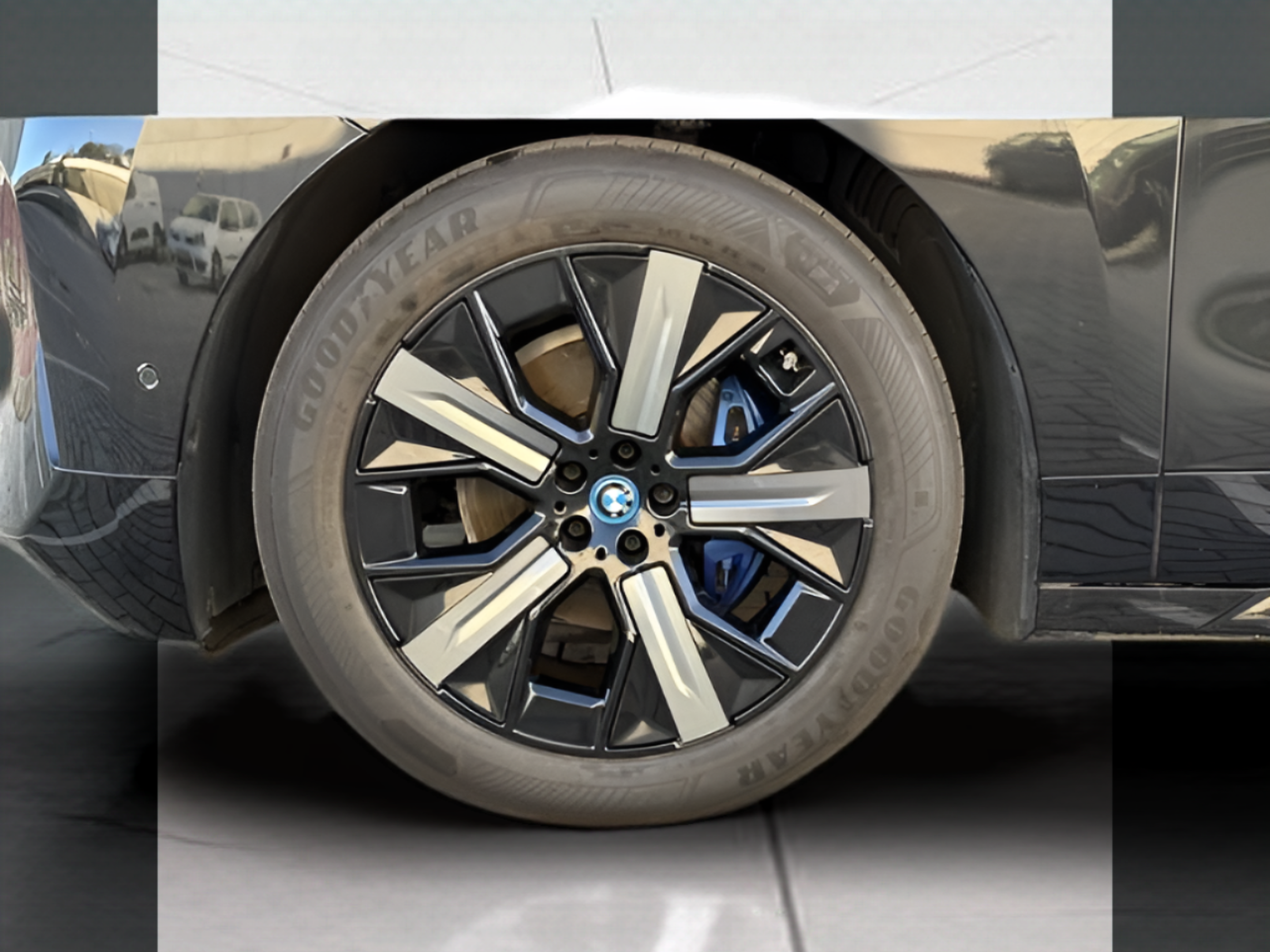 BMW iX xDrive50 color Negro. Año 2022. 385KW(523CV). Elétrico. En concesionario BMcar Póvoa Varzim de Póvoa de Varzim