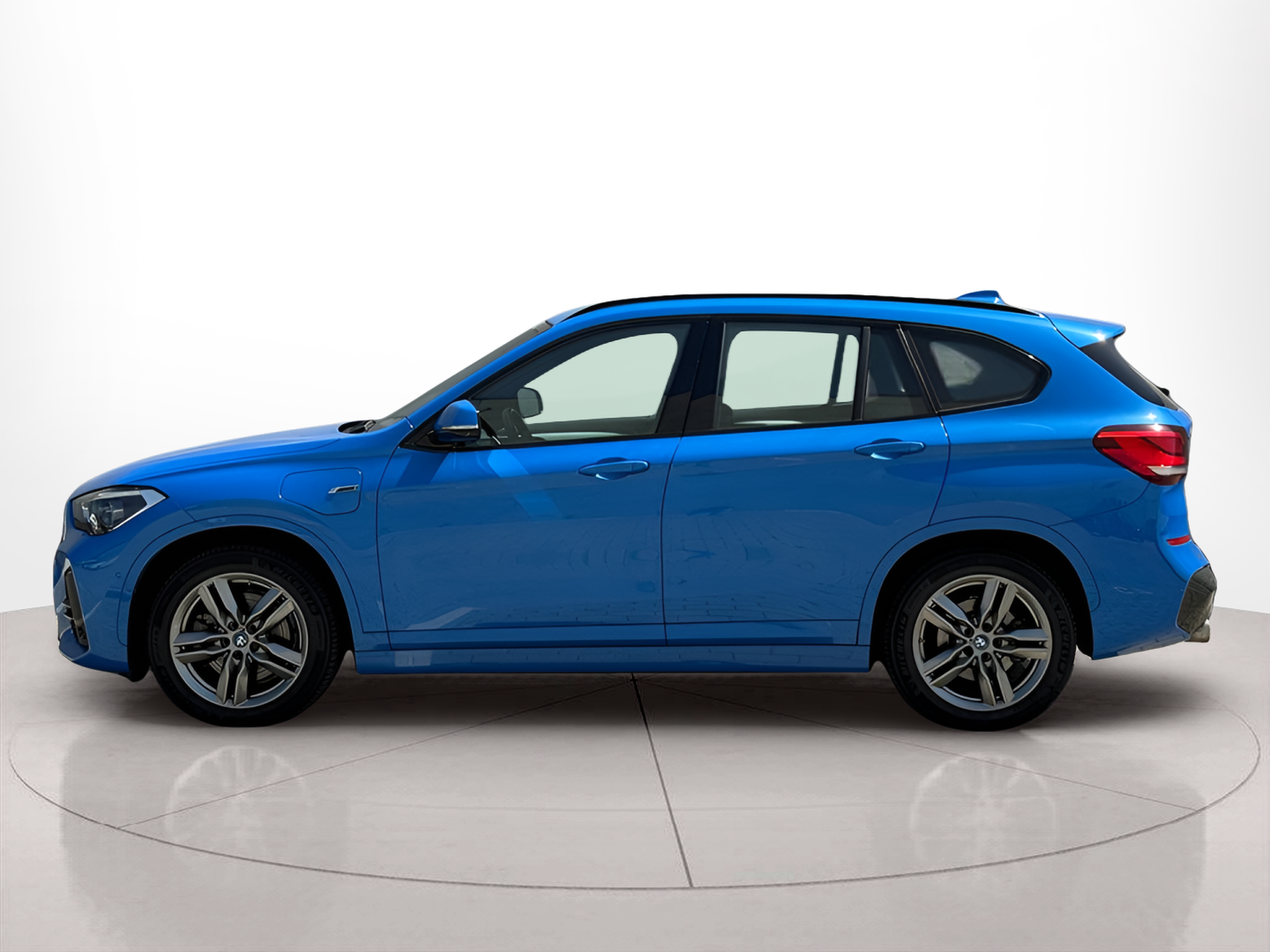 Fotos de BMW X1 xDrive25e color Azul. Año 2022. 162KW(220CV). Elétrico / Gasolina Híbrido. En concesionario BMcar Braga de Braga