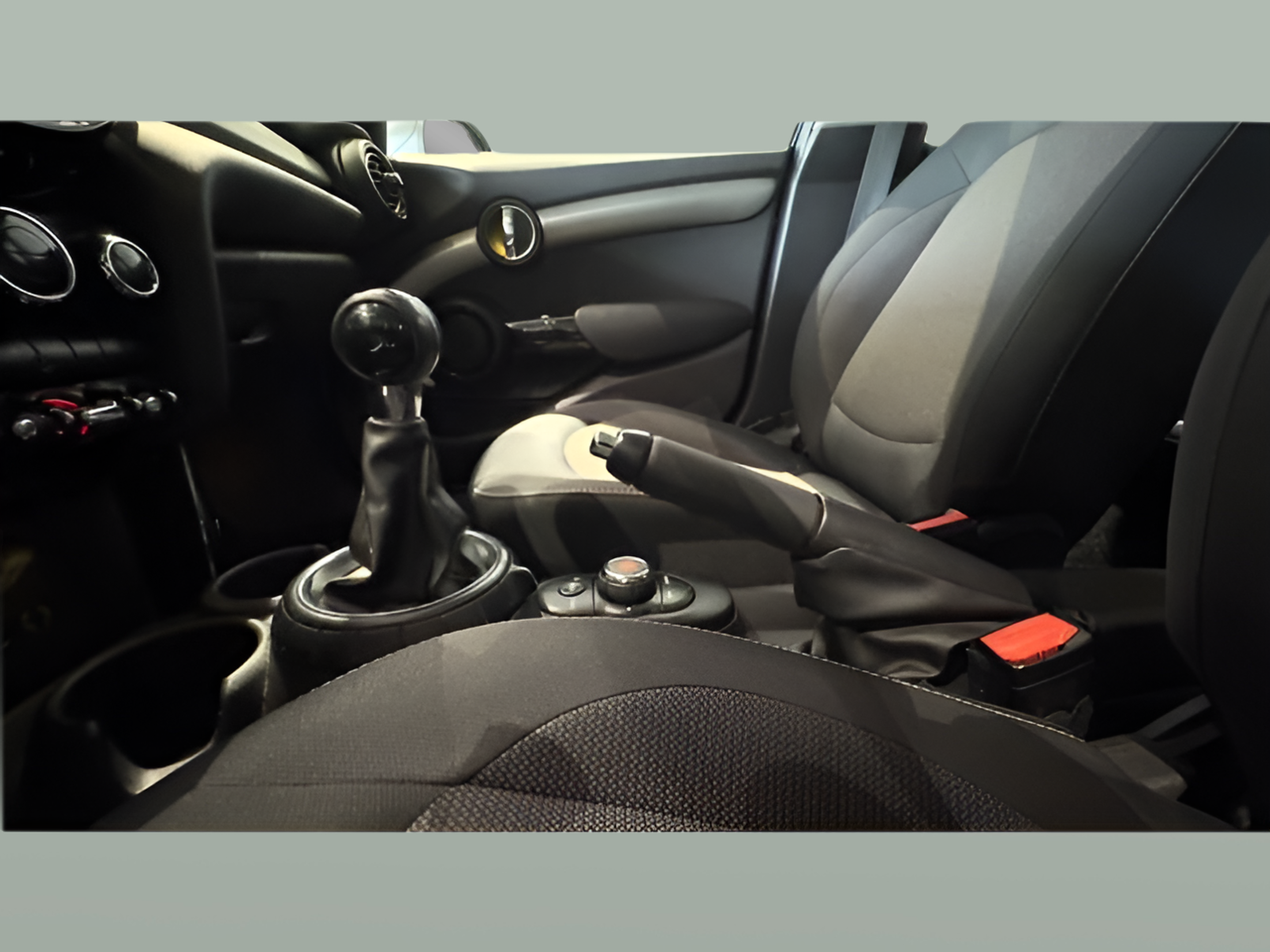 fotoG 23 del MINI MINI 5 Portas One D 70 kW (95 CV) 95cv Diesel de 2016 em Braga