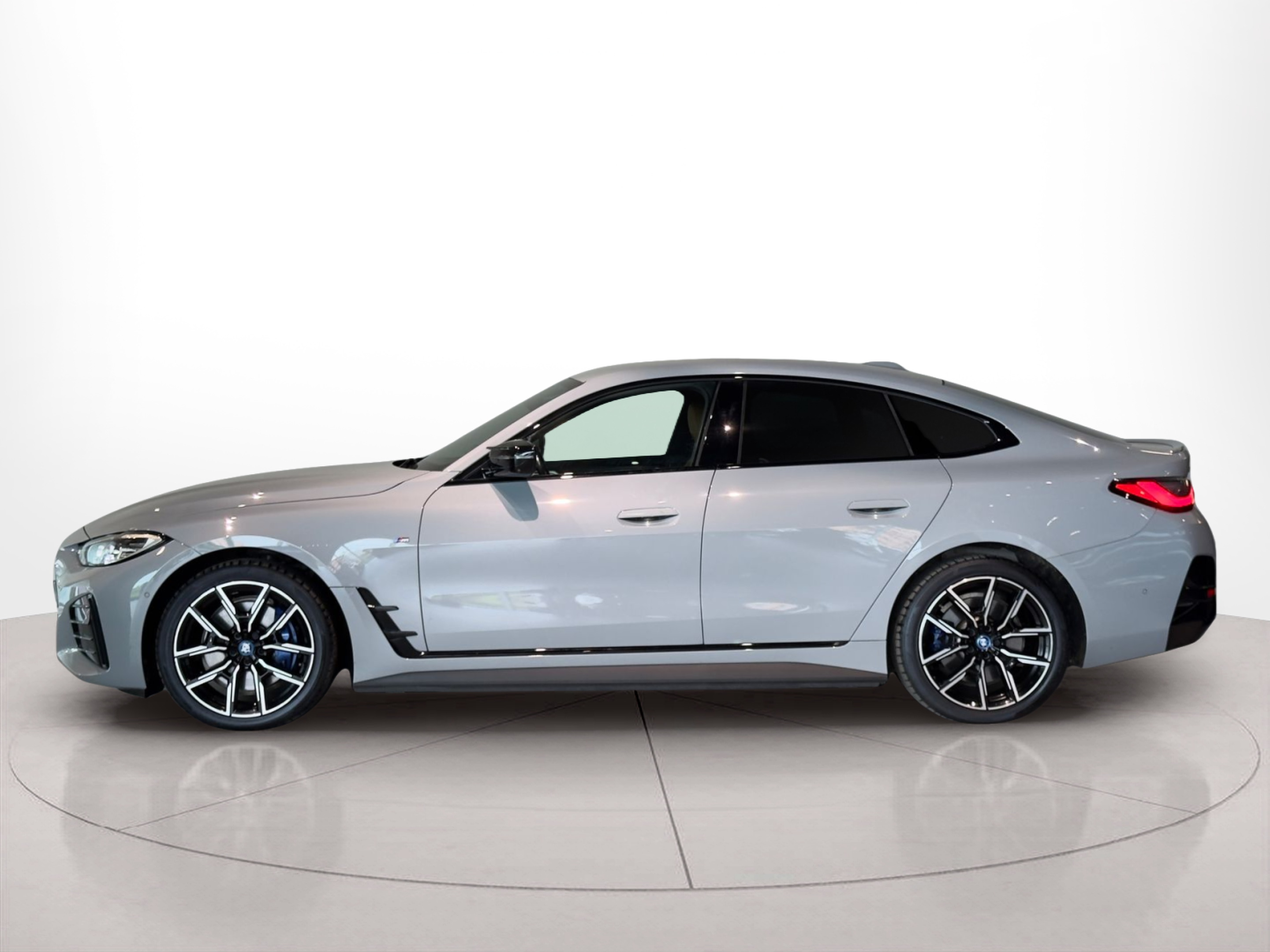 Fotos de BMW i4 i4 M50 color Gris. Año 2023. 400KW(544CV). Elétrico. En concesionario BMcar Póvoa Varzim de Póvoa de Varzim