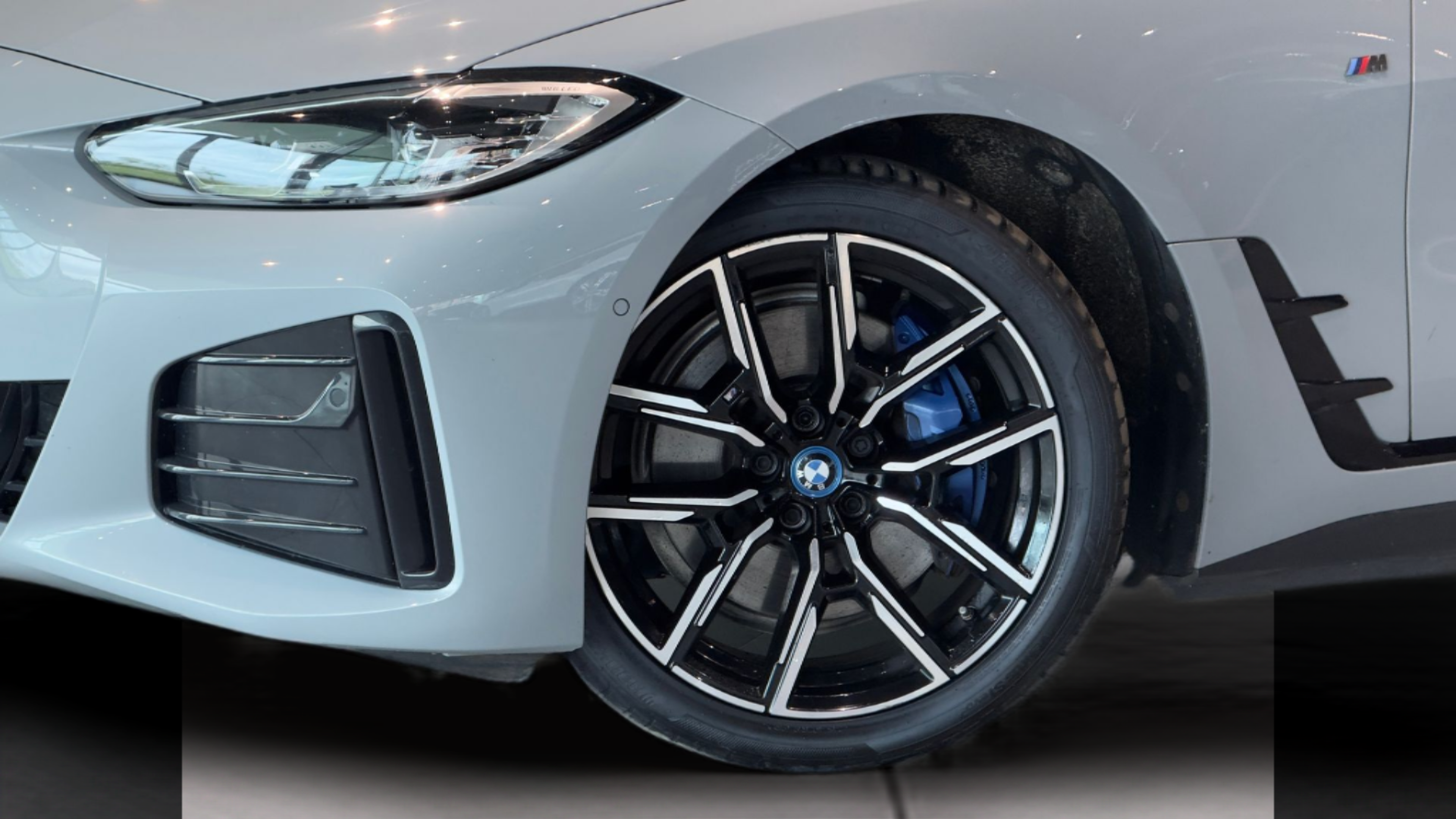 BMW i4 i4 M50 color Gris. Año 2023. 400KW(544CV). Elétrico. En concesionario BMcar Póvoa Varzim de Póvoa de Varzim