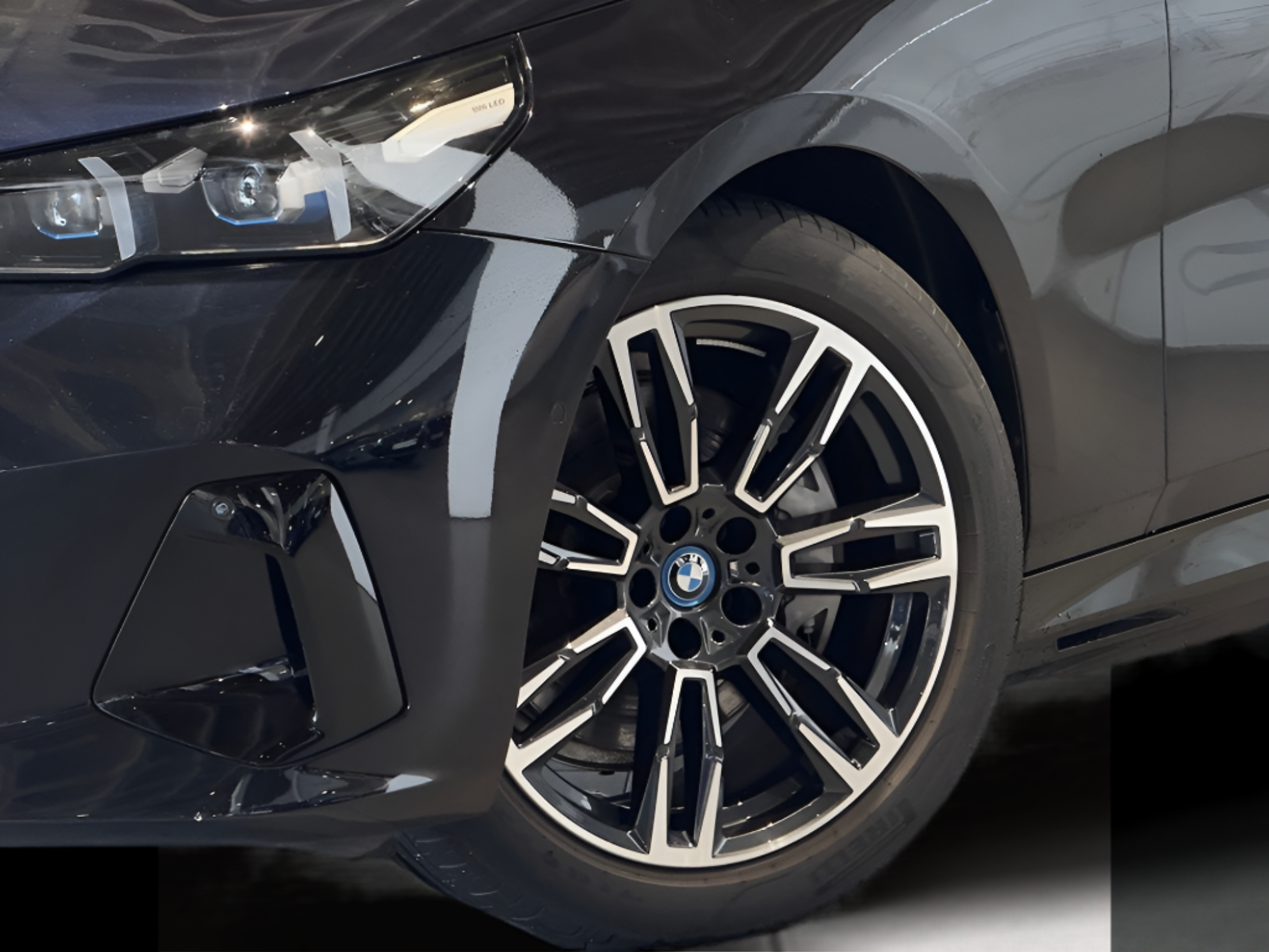 BMW i5 eDrive40 color Negro. Año 2024. 250KW(340CV). Elétrico. En concesionario BMcar Braga de Braga