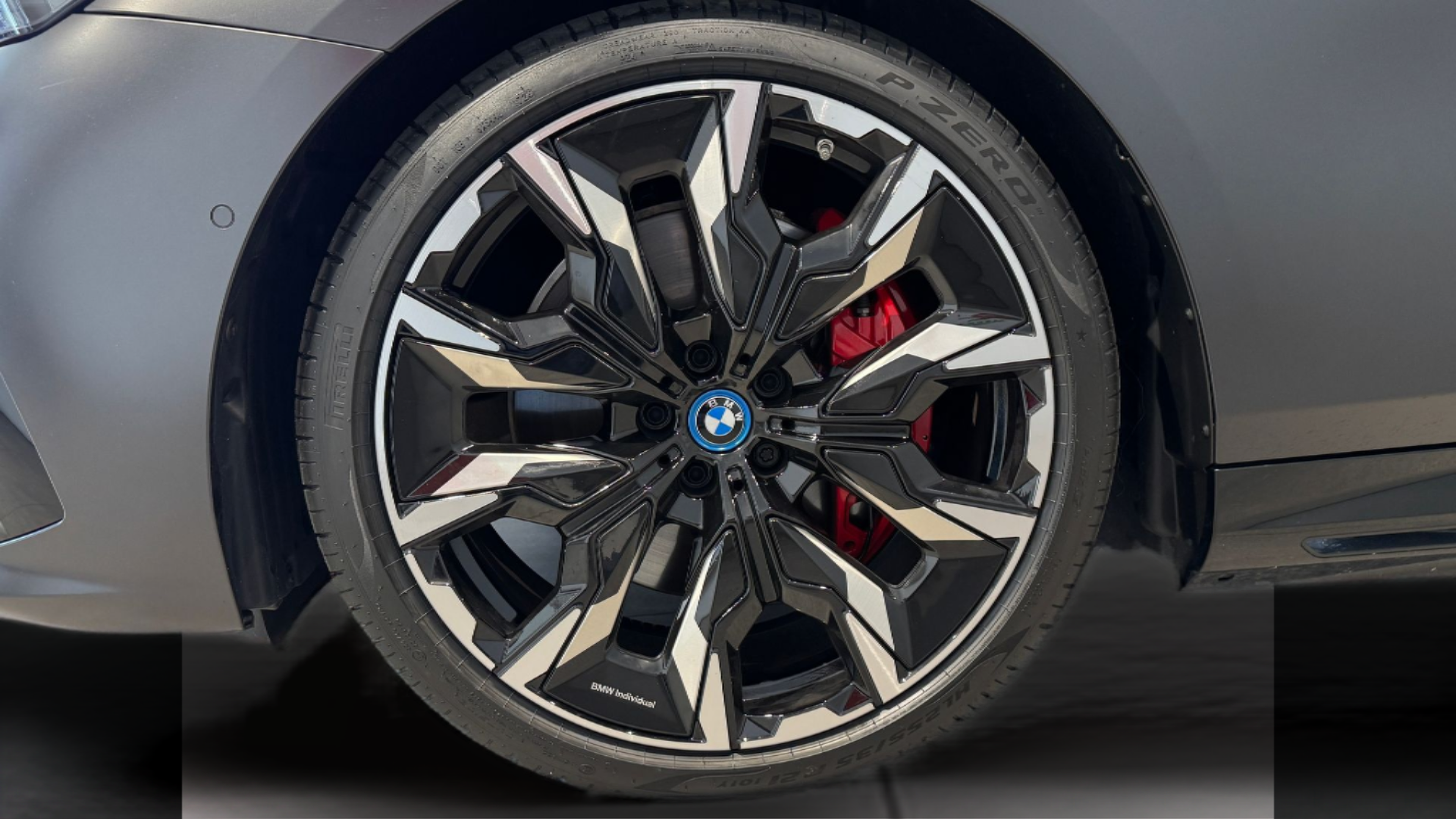 BMW i5 M60 color Gris. Año 2024. 442KW(601CV). Elétrico. En concesionario BMcar Póvoa Varzim de Póvoa de Varzim