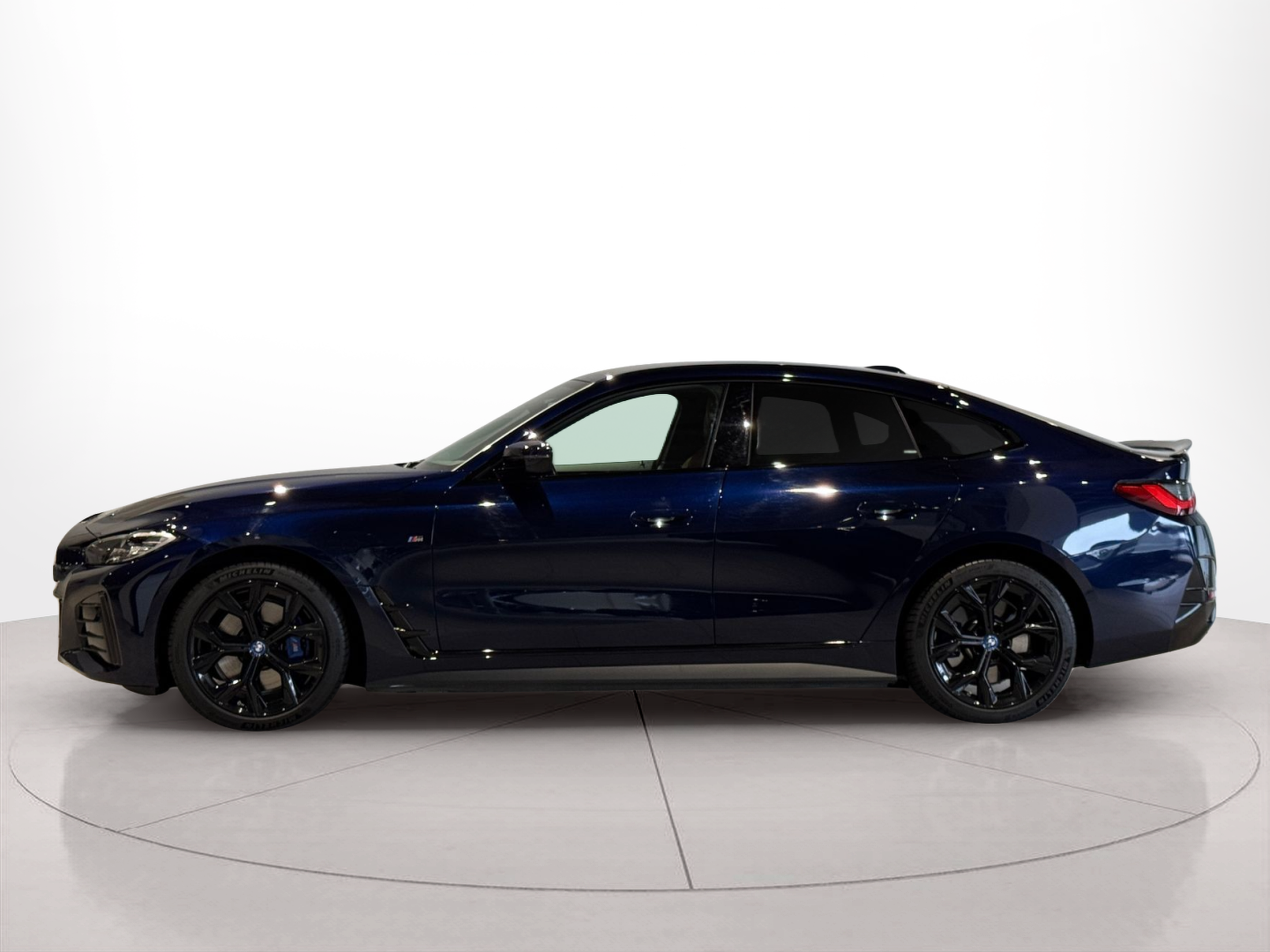 Fotos de BMW i4 i4 eDrive40 color Azul. Año 2022. 250KW(340CV). Elétrico. En concesionario BMcar Braga de Braga