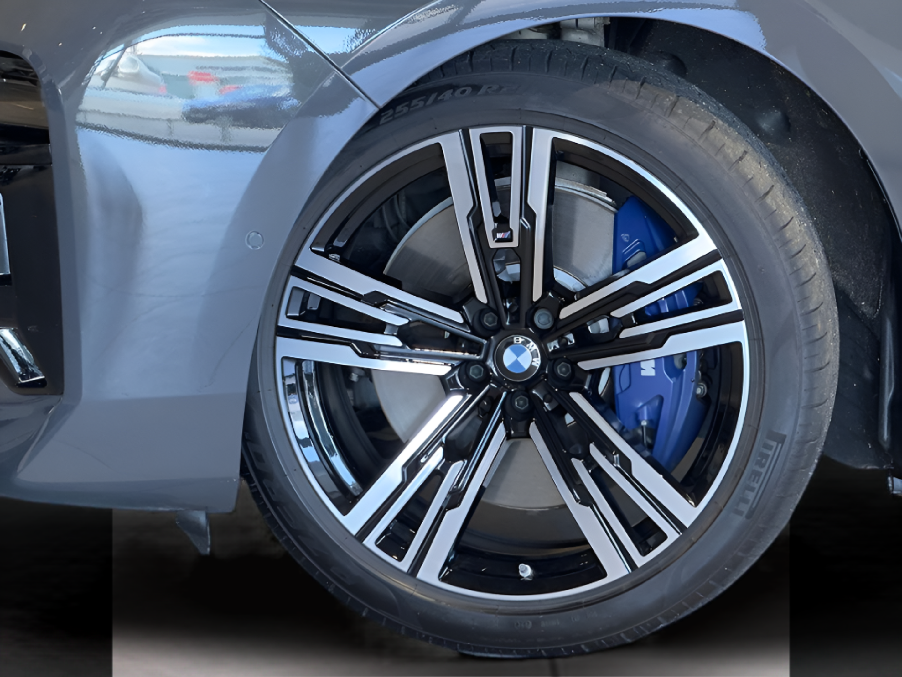 BMW I7 xDrive60 color Gris. Año 2024. 400KW(544CV). Elétrico. En concesionario BMcar Braga de Braga