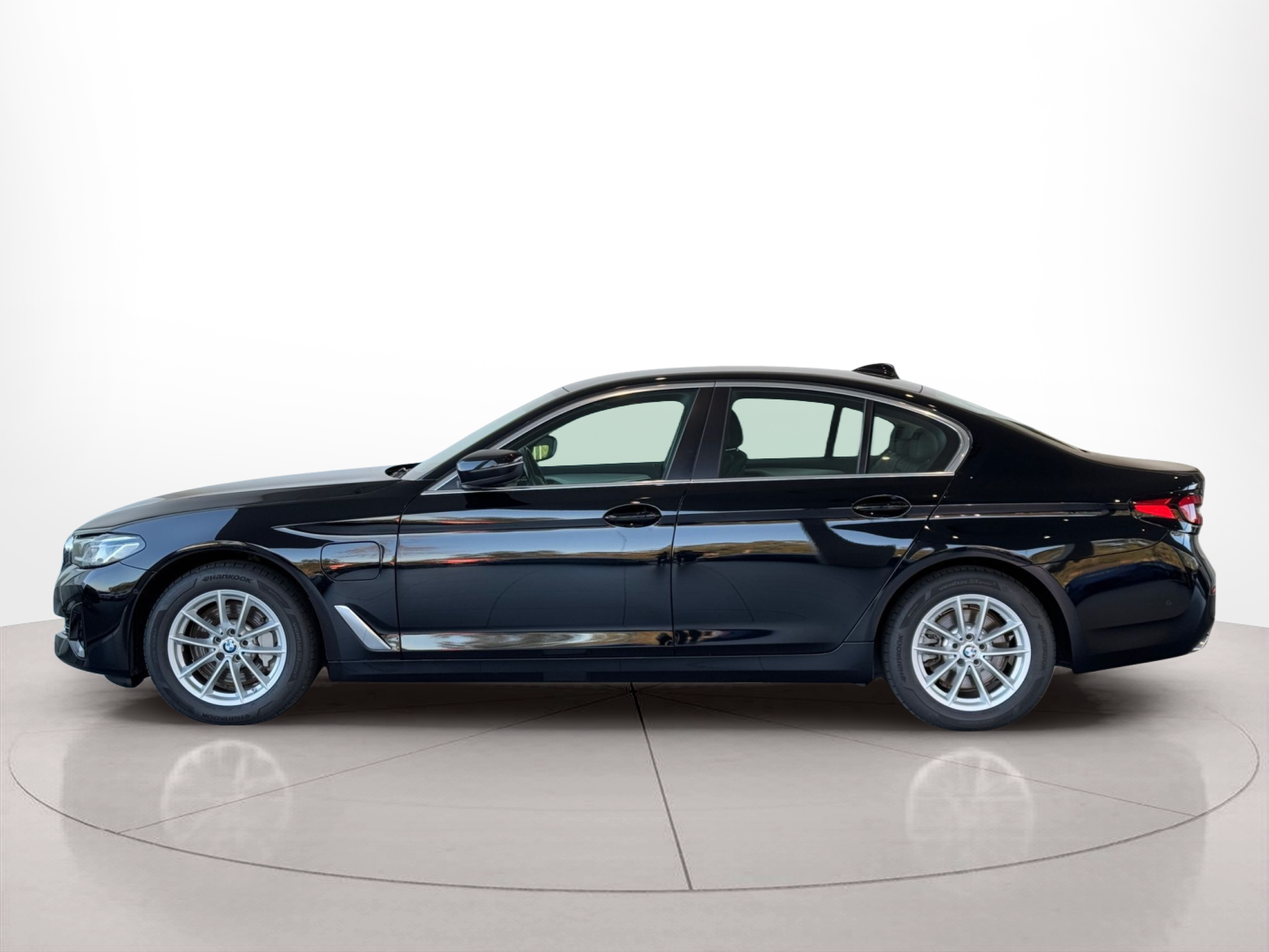 Fotos de BMW Série 5 530e Berlina color Negro. Año 2020. 215KW(292CV). Elétrico / Gasolina Híbrido. En concesionario BMcar Braga de Braga