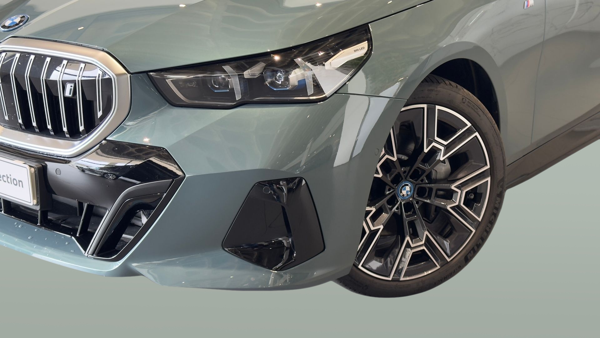BMW i5 eDrive40 color Verde. Año 2024. 250KW(340CV). Elétrico. En concesionario BMcar Braga de Braga