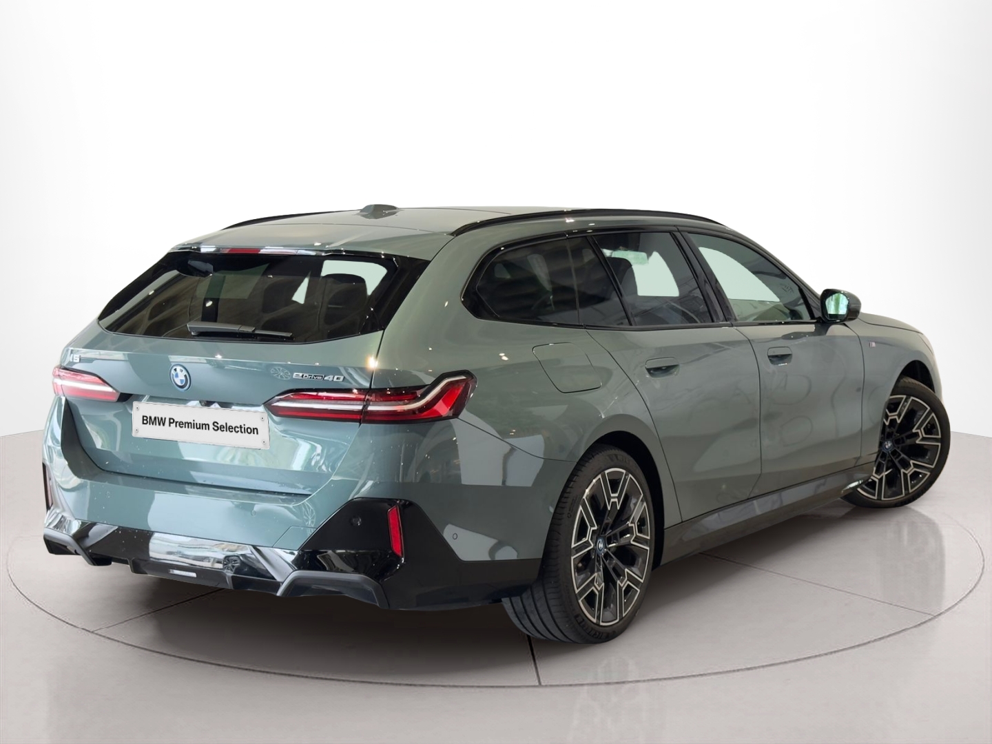 BMW i5 eDrive40 color Verde. Año 2024. 250KW(340CV). Elétrico. En concesionario BMcar Braga de Braga