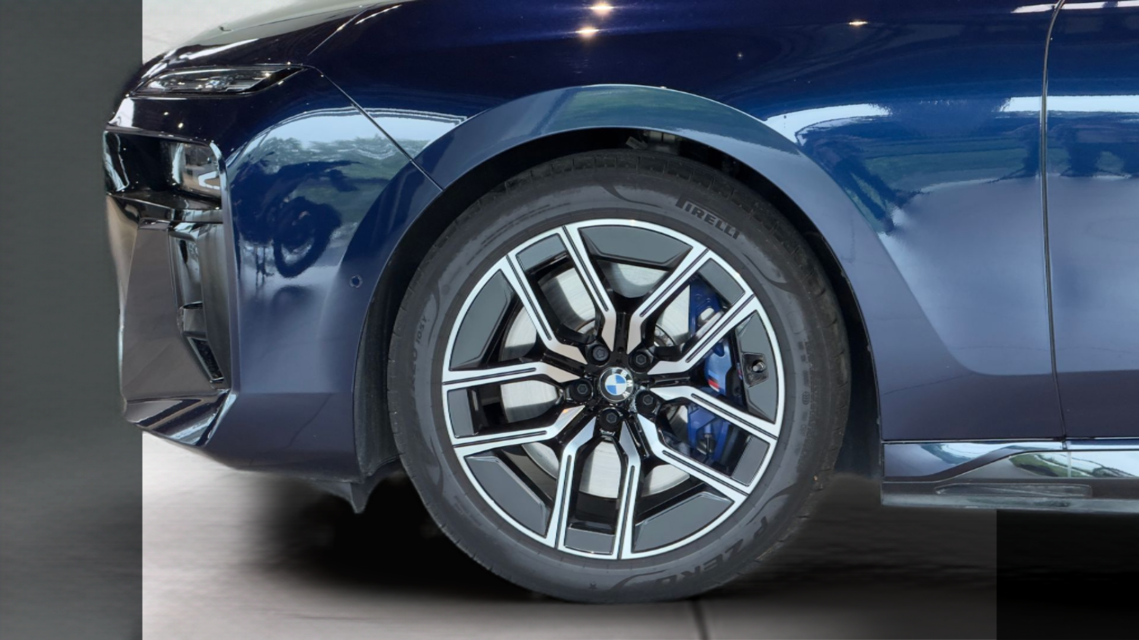 BMW I7 xDrive60 color Azul. Año 2022. 400KW(544CV). Elétrico. En concesionario BMcar Braga de Braga