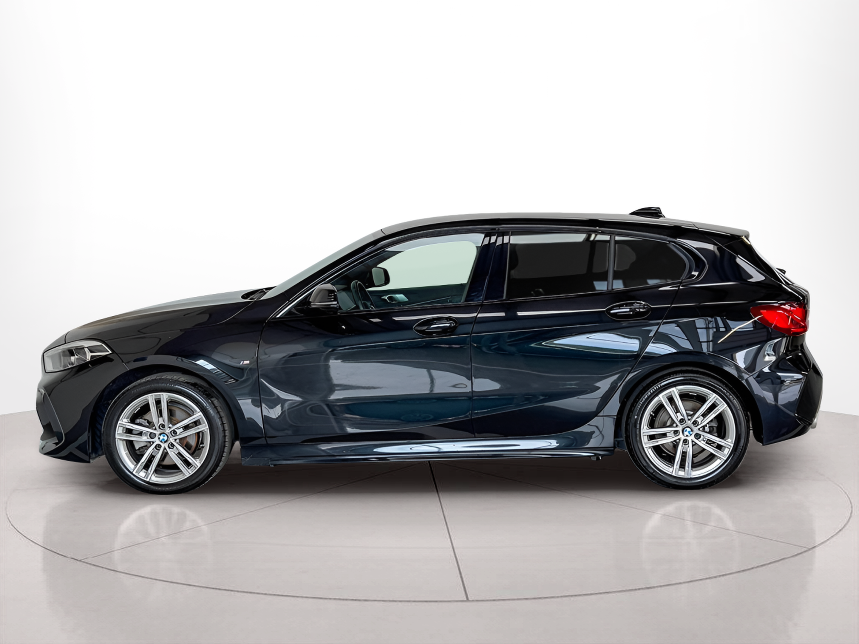 Fotos de BMW Série 1 116d color Negro. Año 2023. 85KW(116CV). Diesel. En concesionario BMcar Guimarães de Guimarães