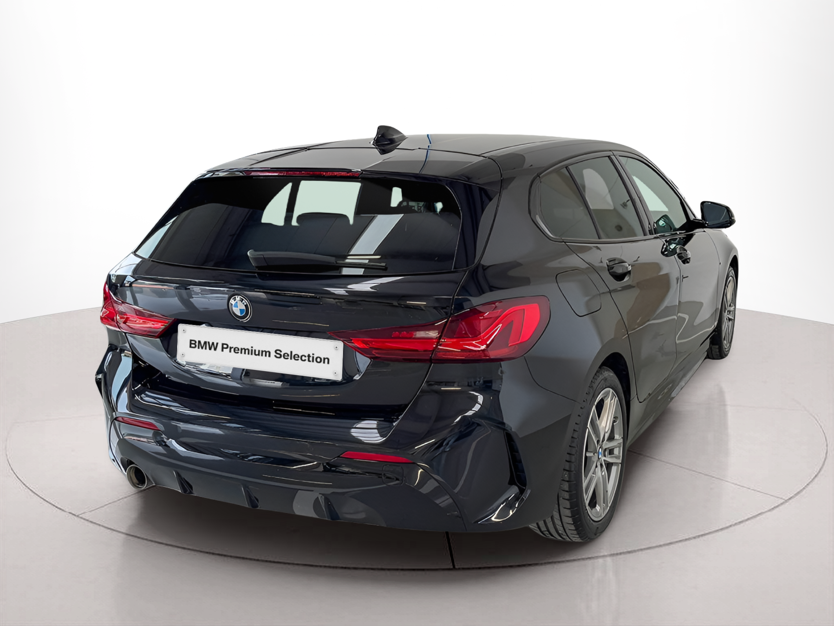 BMW Série 1 116d color Negro. Año 2023. 85KW(116CV). Diesel. En concesionario BMcar Guimarães de Guimarães