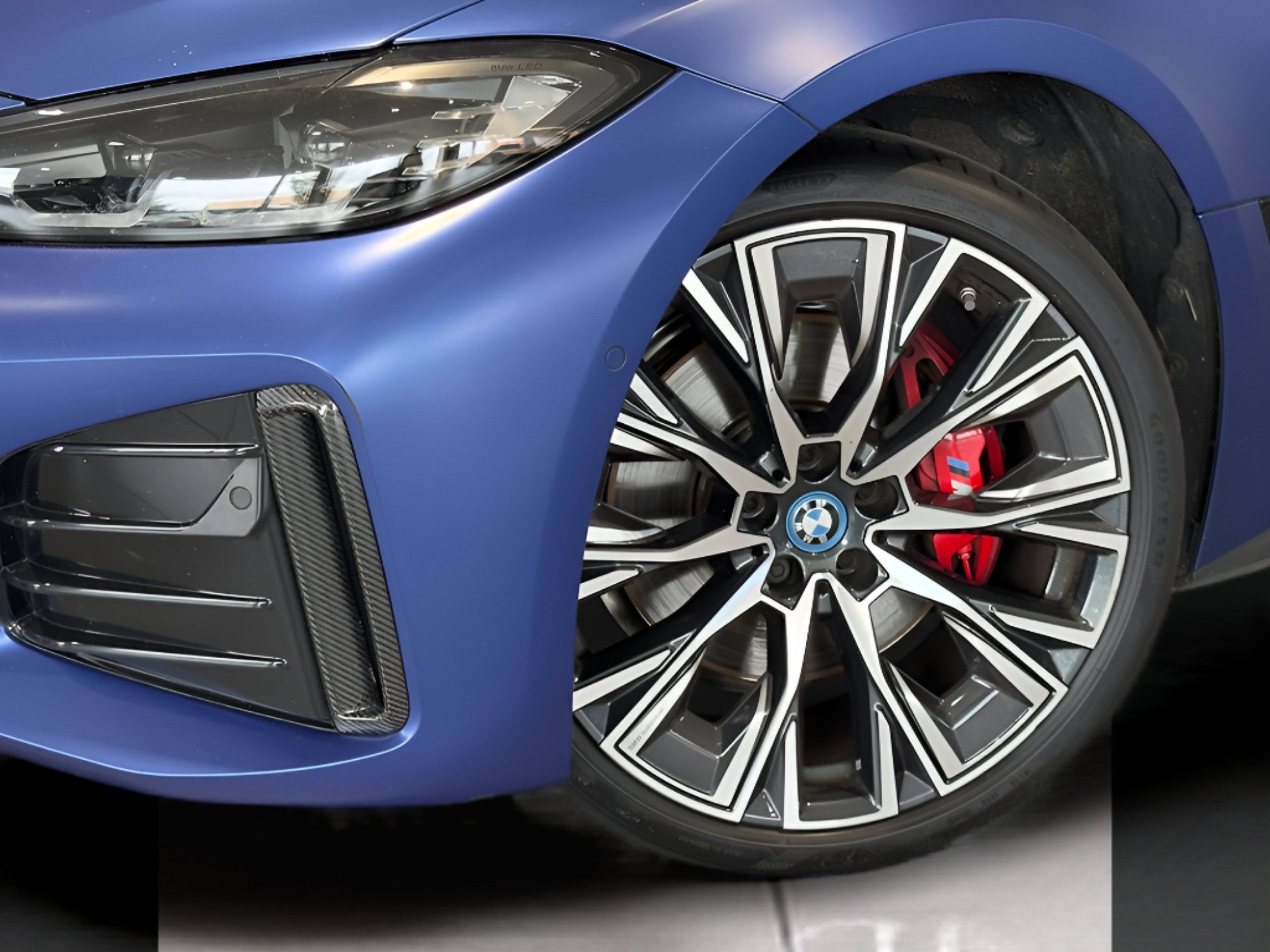 BMW i4 i4 M50 color Azul. Año 2023. 400KW(544CV). Elétrico. En concesionario BMcar Braga de Braga