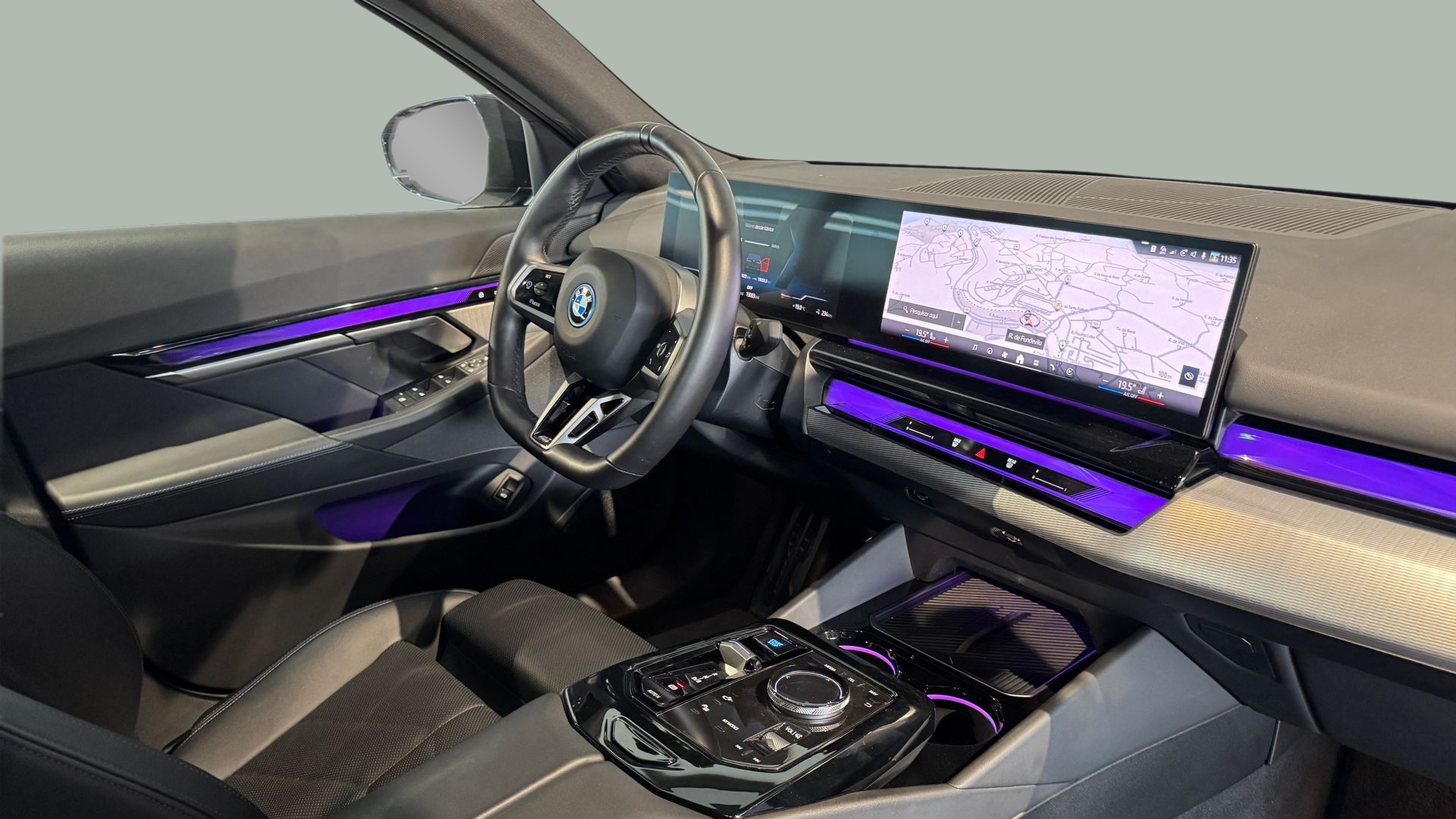 BMW i5 eDrive40 color Negro. Año 2024. 250KW(340CV). Elétrico. En concesionario BMcar Guimarães de Guimarães