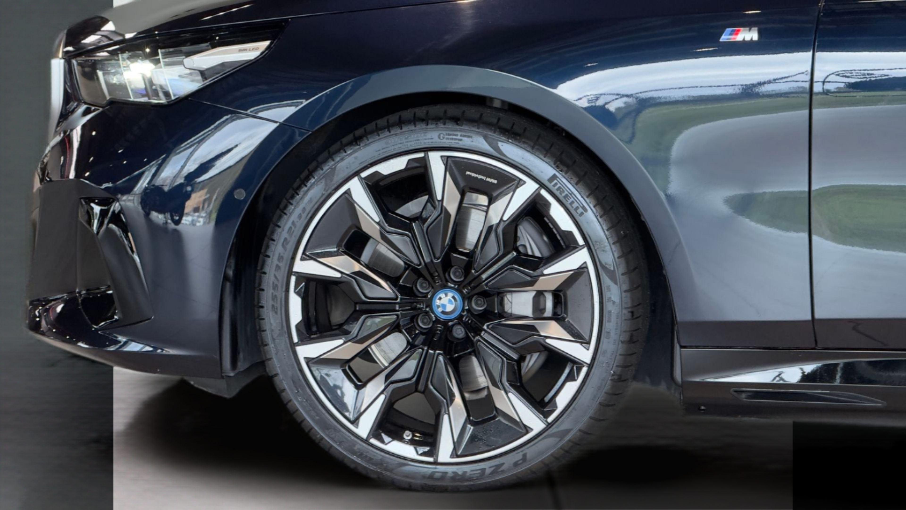 BMW i5 eDrive40 color Negro. Año 2024. 250KW(340CV). Elétrico. En concesionario BMcar Guimarães de Guimarães