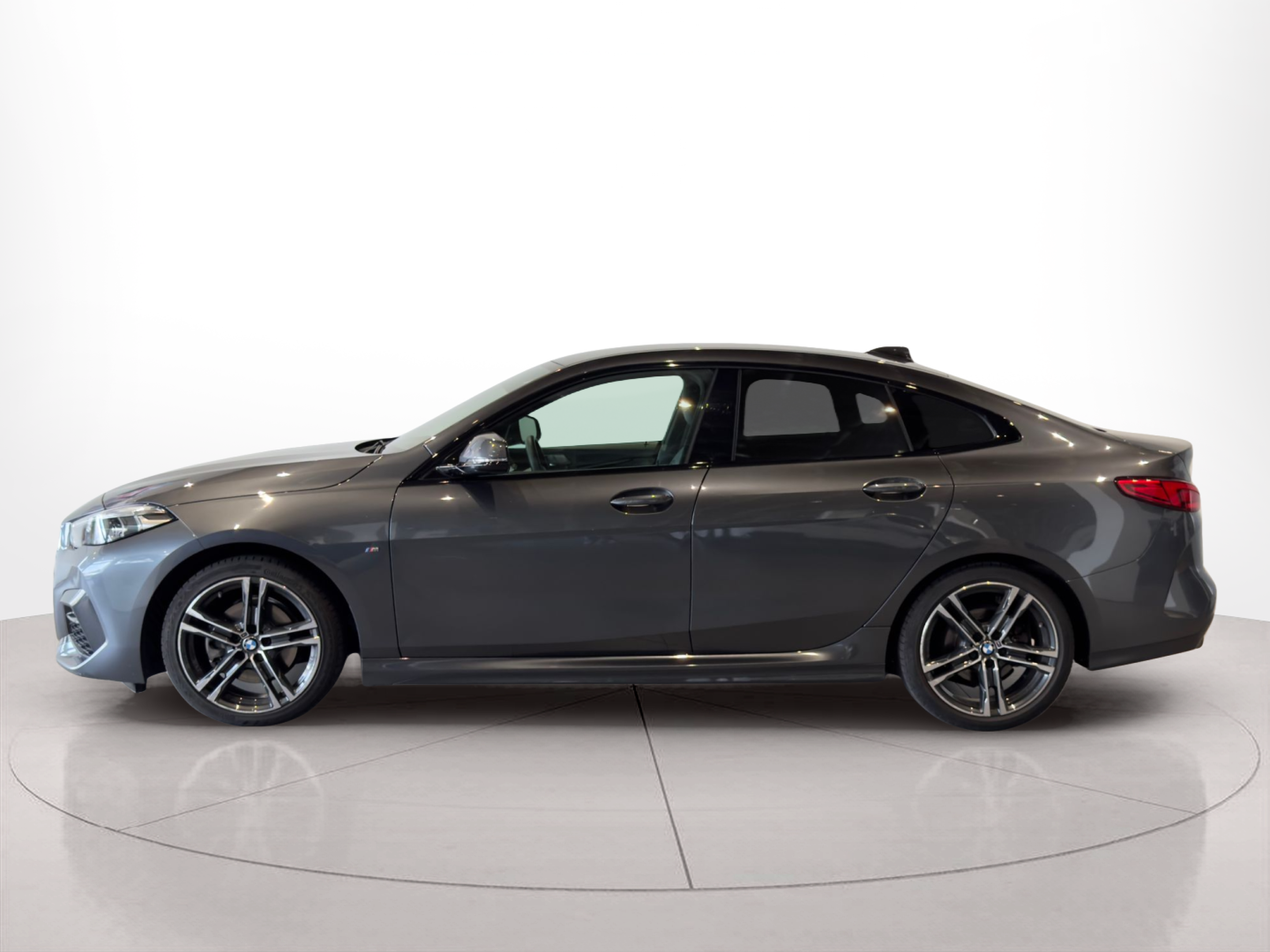 Fotos de BMW Série 2 216d Gran Coupe color Gris. Año 2021. 85KW(116CV). Diesel. En concesionario BMcar Braga de Braga