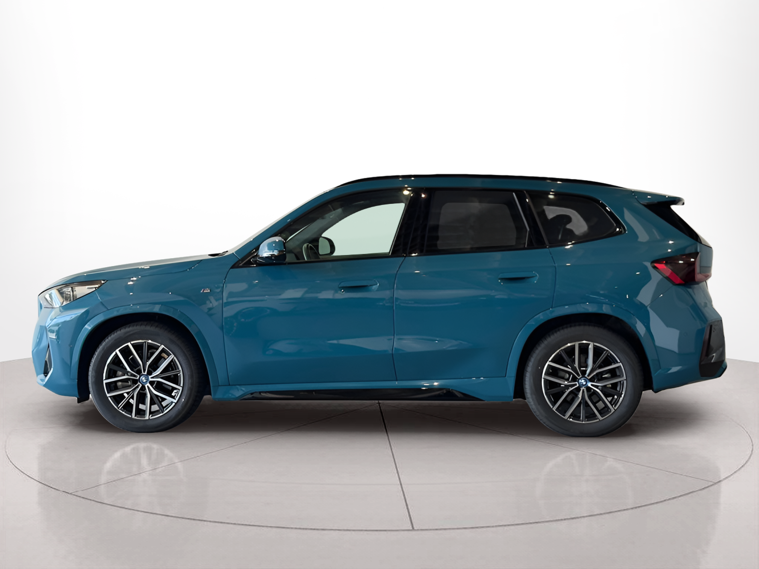 Fotos de BMW iX1 xDrive30 color Azul. Año 2024. 230KW(313CV). Elétrico. En concesionario BMcar Guimarães de Guimarães
