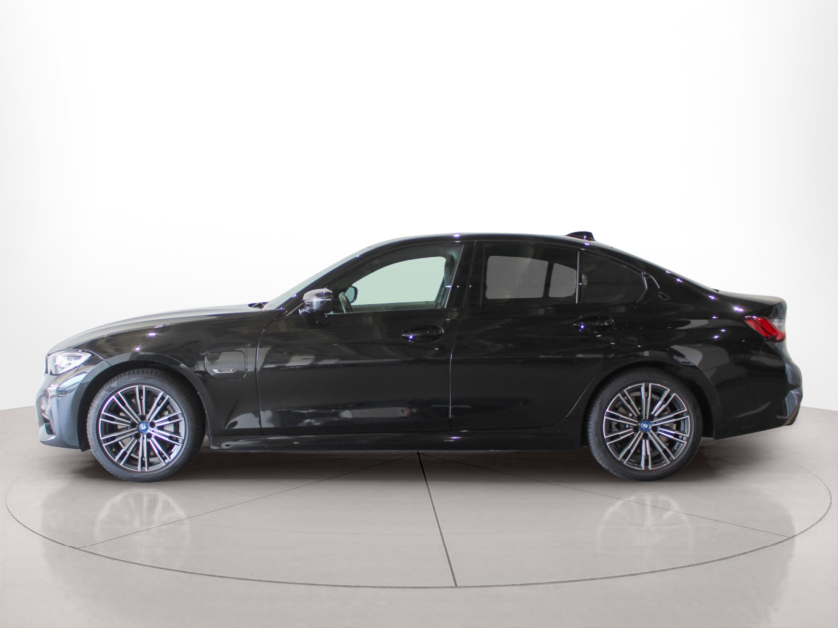 Fotos de BMW Série 3 330e Berlina color Negro. Año 2022. 215KW(292CV). Elétrico / Gasolina Híbrido. En concesionario BMcar Braga de Braga
