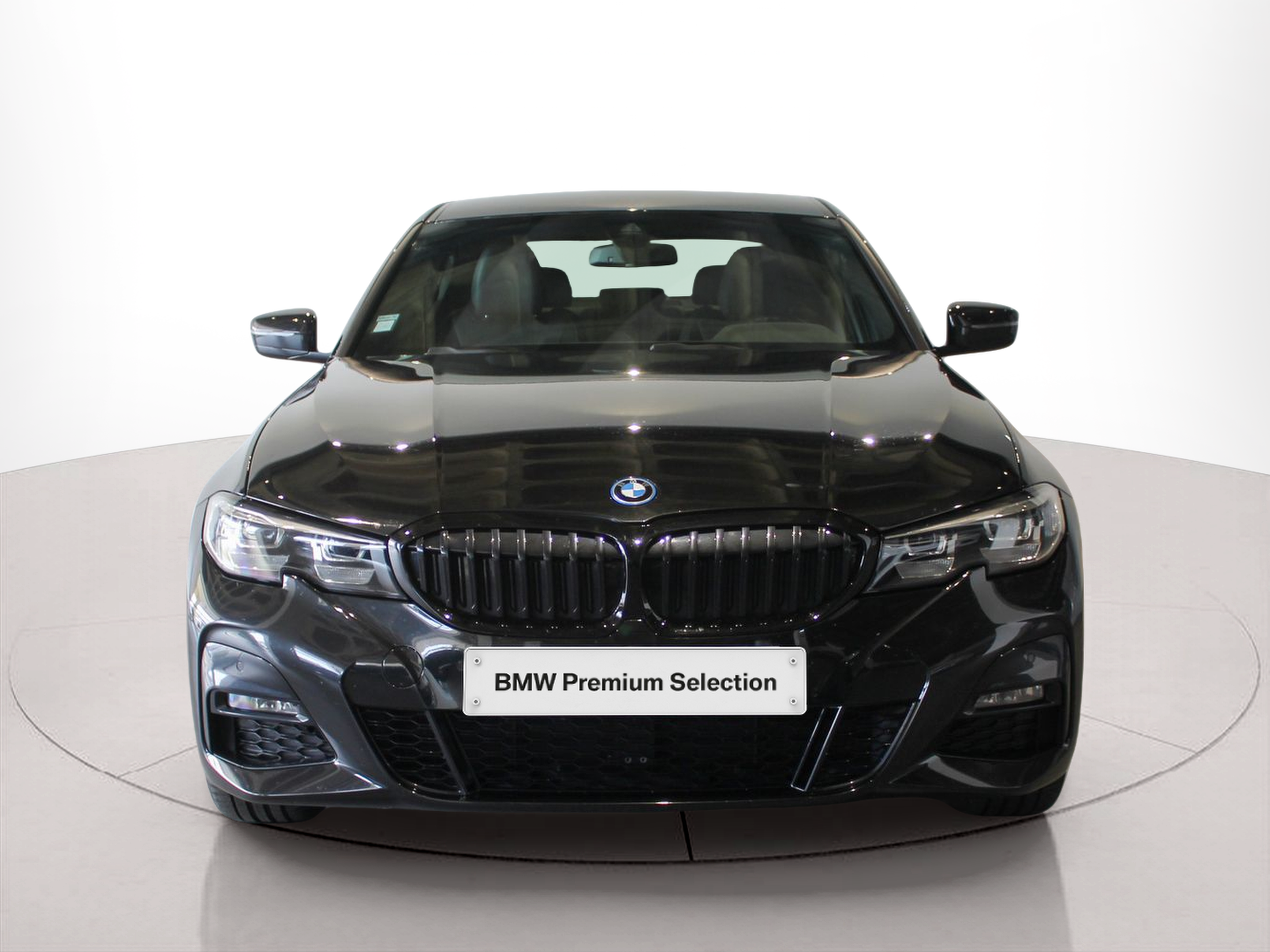 Fotos de BMW Série 3 330e Berlina color Negro. Año 2022. 215KW(292CV). Elétrico / Gasolina Híbrido. En concesionario BMcar Braga de Braga