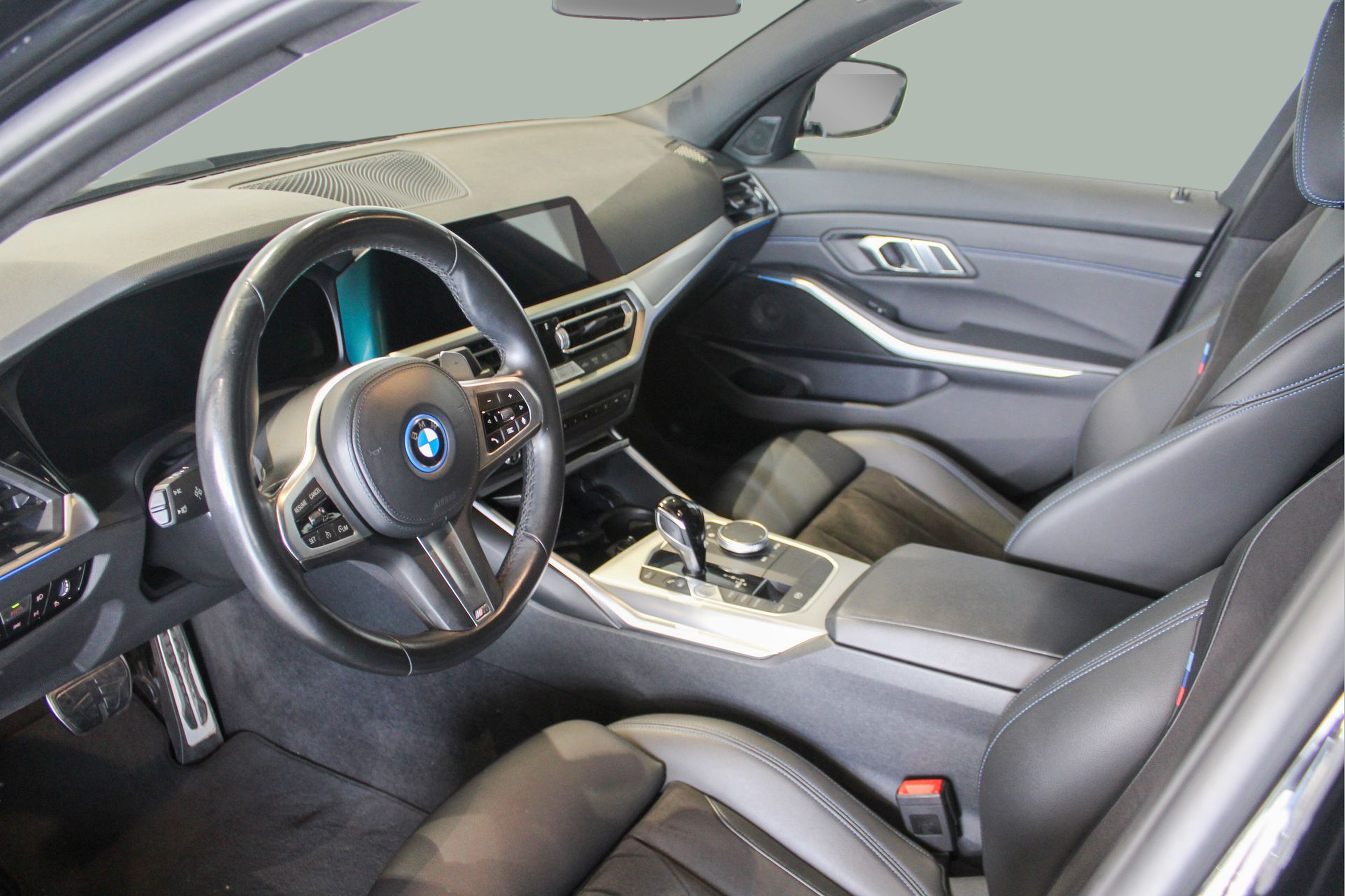 BMW Série 3 330e Berlina color Negro. Año 2022. 215KW(292CV). Elétrico / Gasolina Híbrido. En concesionario BMcar Braga de Braga