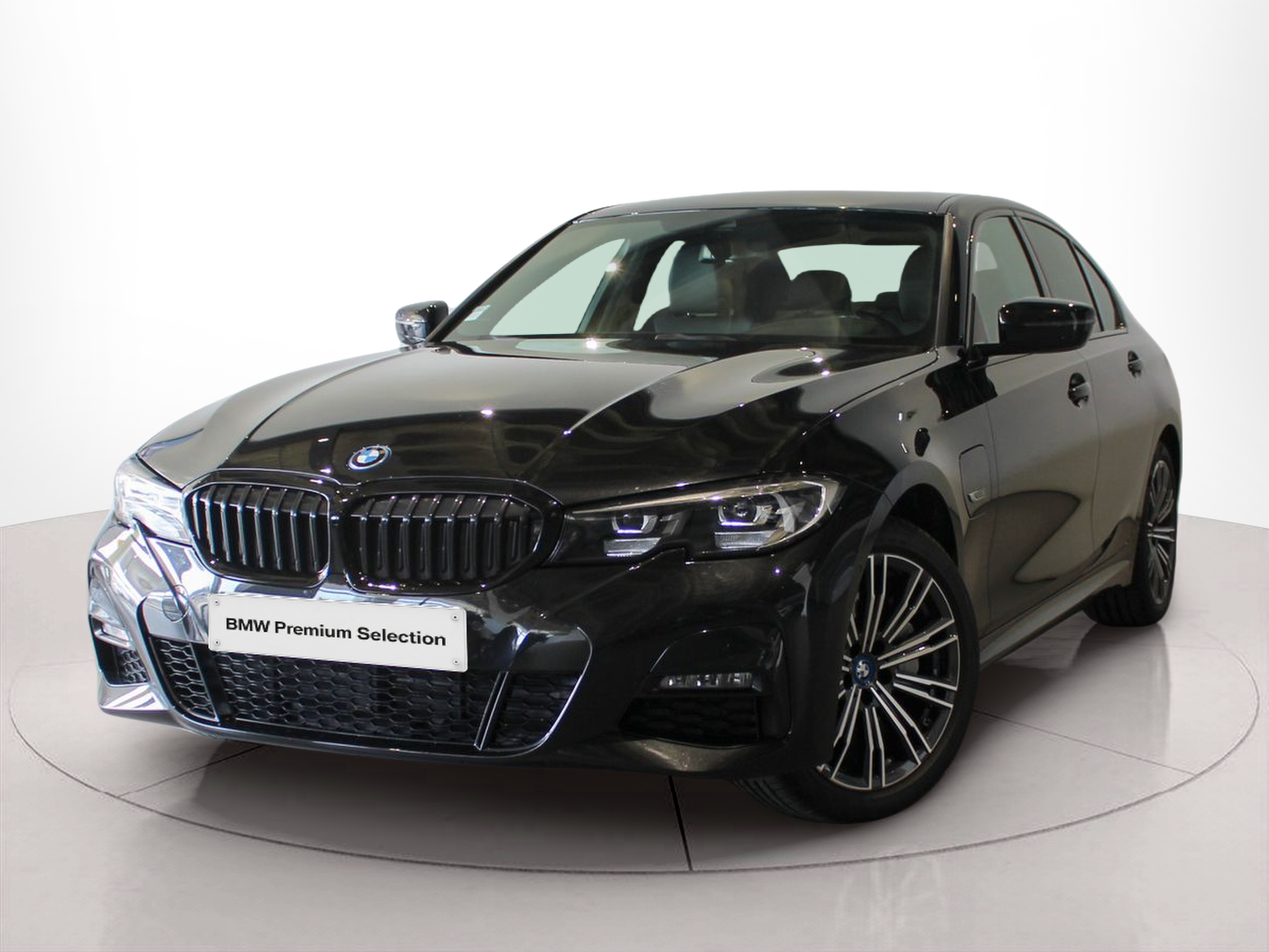 Fotos de BMW Série 3 330e Berlina color Negro. Año 2022. 215KW(292CV). Elétrico / Gasolina Híbrido. En concesionario BMcar Braga de Braga