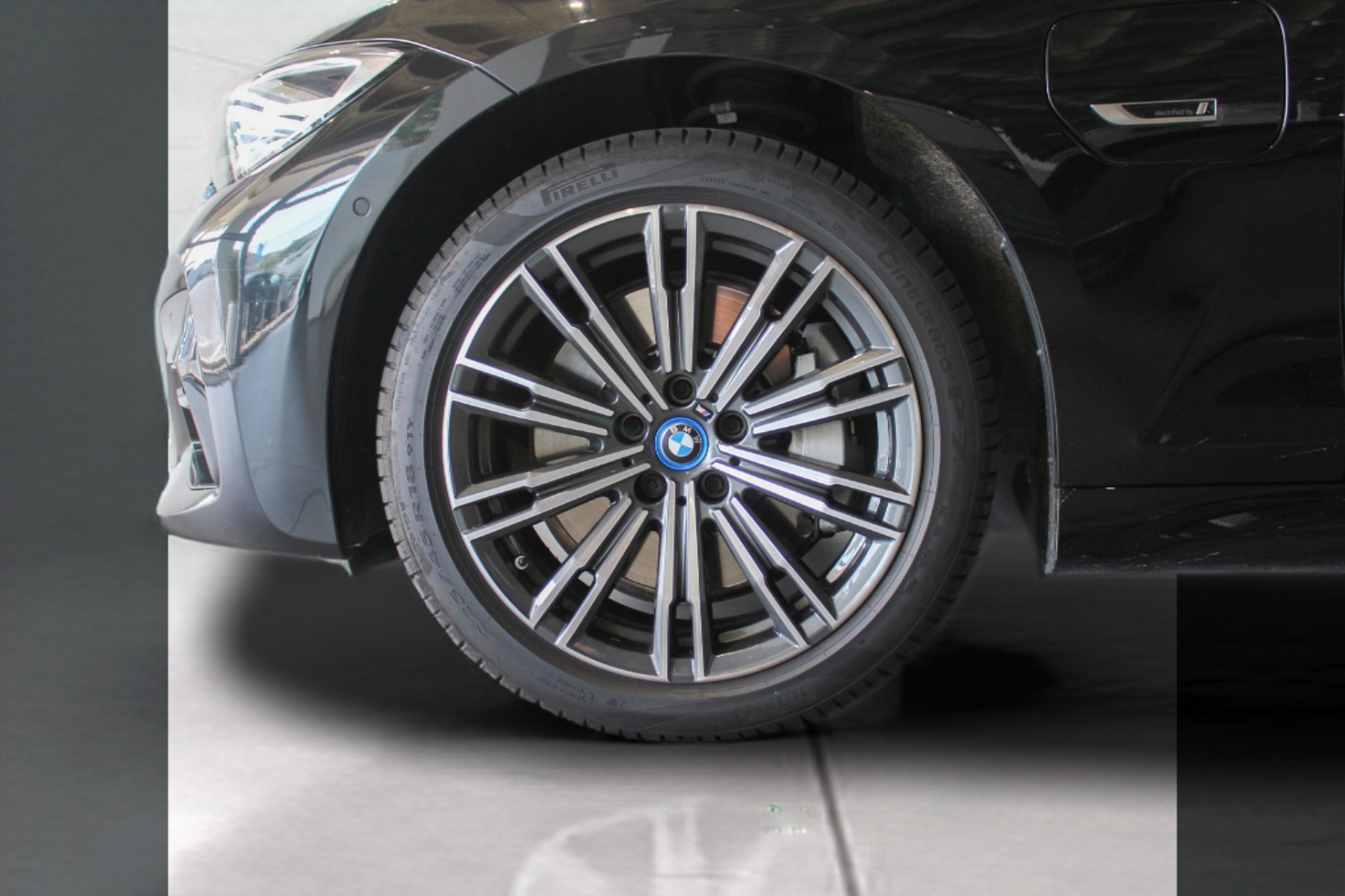 BMW Série 3 330e Berlina color Negro. Año 2022. 215KW(292CV). Elétrico / Gasolina Híbrido. En concesionario BMcar Braga de Braga