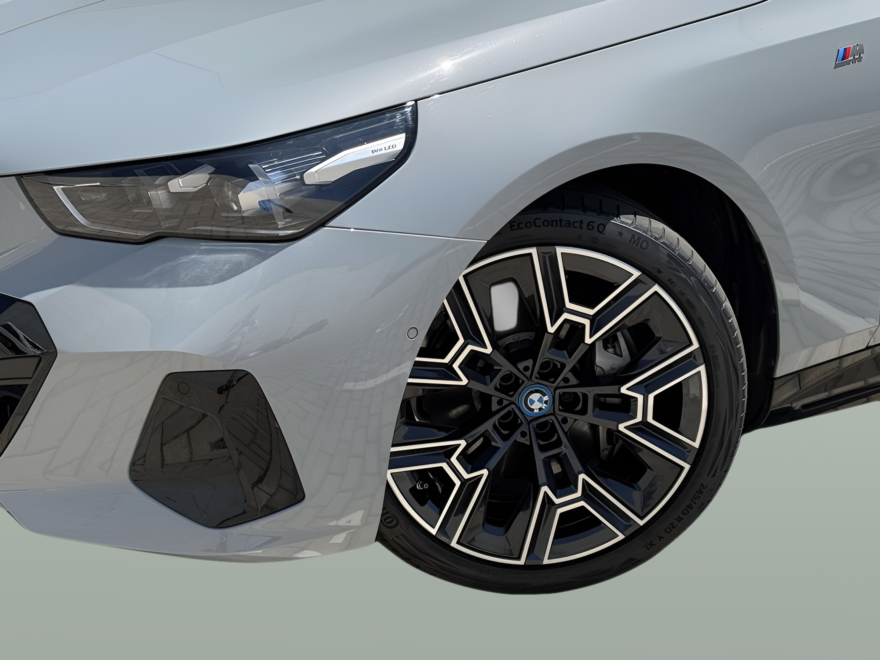 BMW i5 M60 color Gris. Año 2024. 442KW(601CV). Elétrico. En concesionario BMcar Braga de Braga