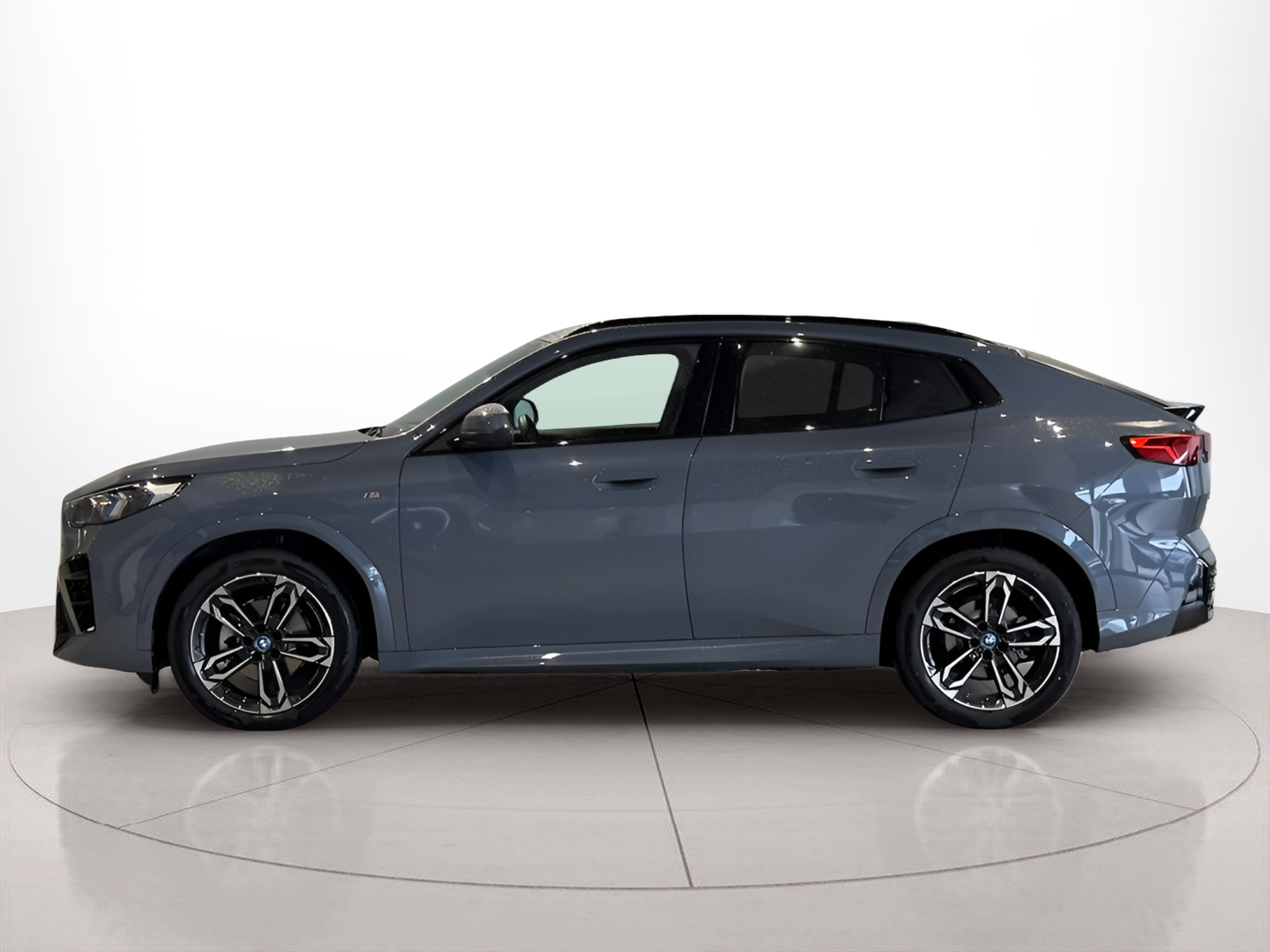 Fotos de BMW iX2 eDrive20 color Gris. Año 2024. 150KW(204CV). Elétrico. En concesionario BMcar Braga de Braga