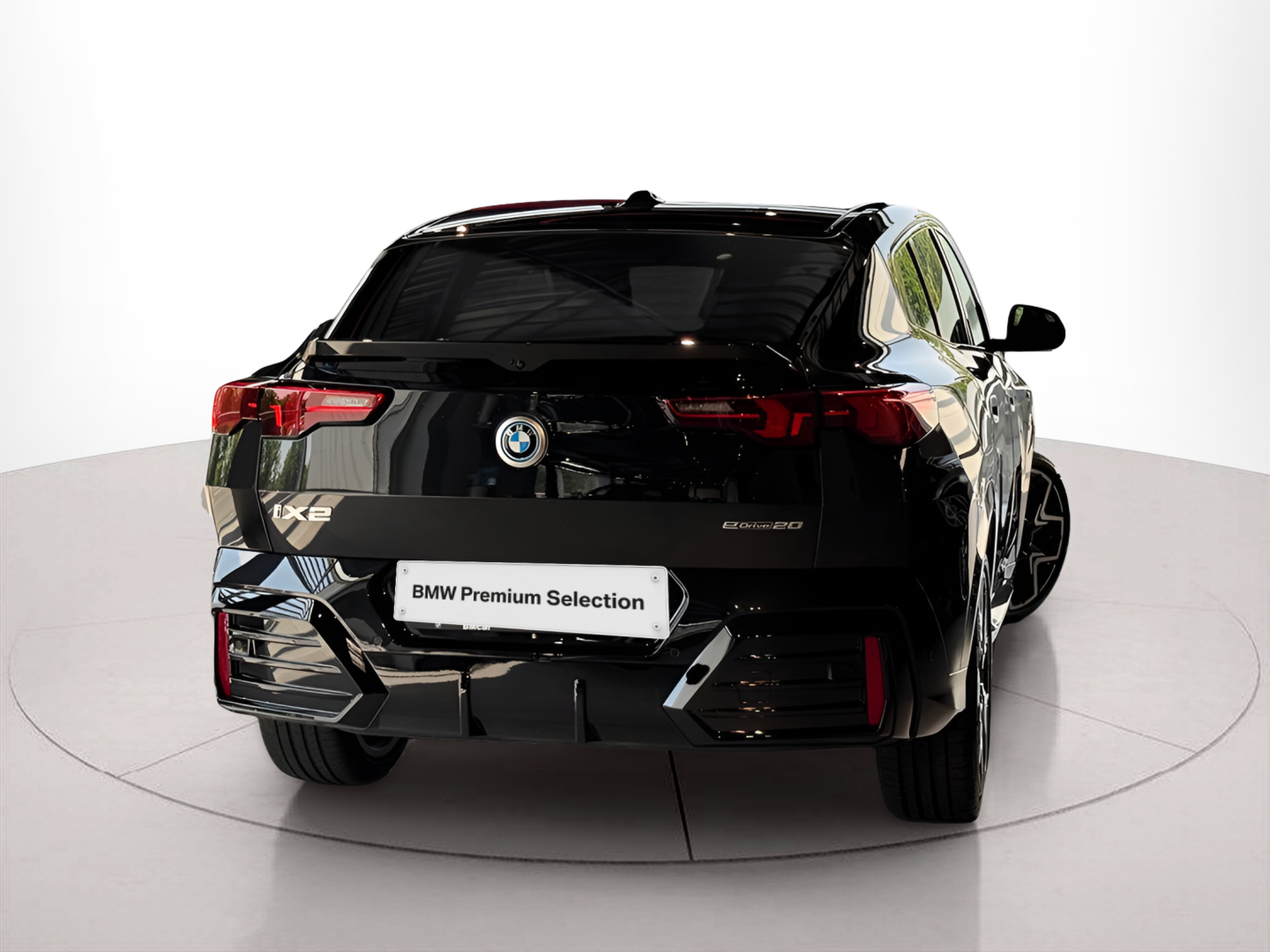BMW iX2 eDrive20 color Negro. Año 2024. 150KW(204CV). Elétrico. En concesionario BMcar Guimarães de Guimarães