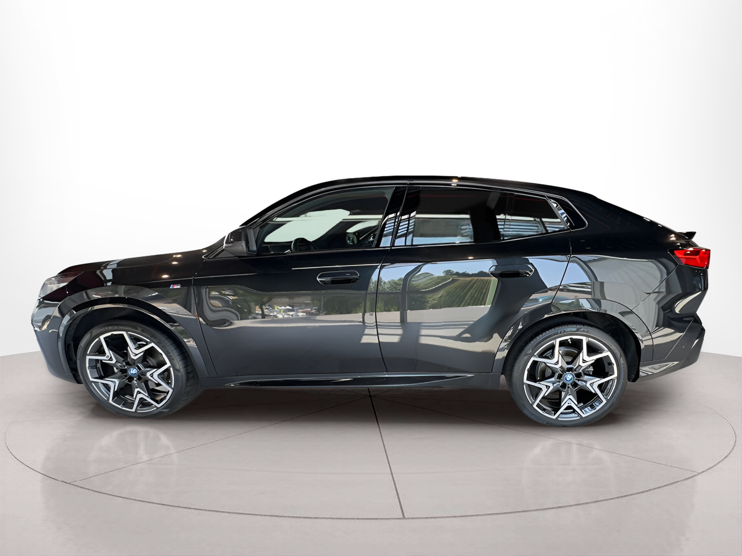 Fotos de BMW iX2 eDrive20 color Negro. Año 2024. 150KW(204CV). Elétrico. En concesionario BMcar Guimarães de Guimarães