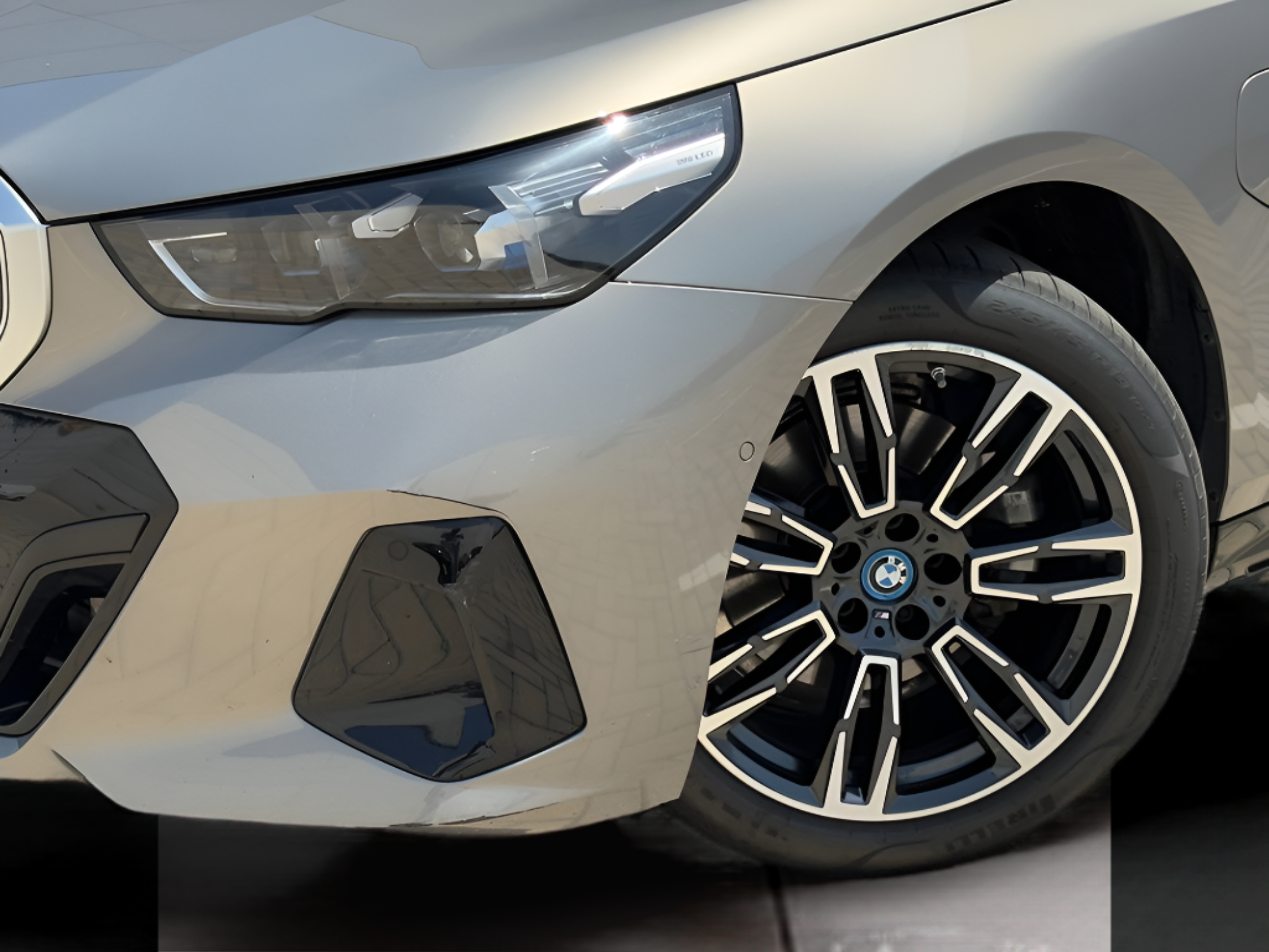 BMW Série 5 530e Touring color Gris. Año 2024. 220KW(299CV). Elétrico / Gasolina Híbrido. En concesionario BMcar Braga de Braga