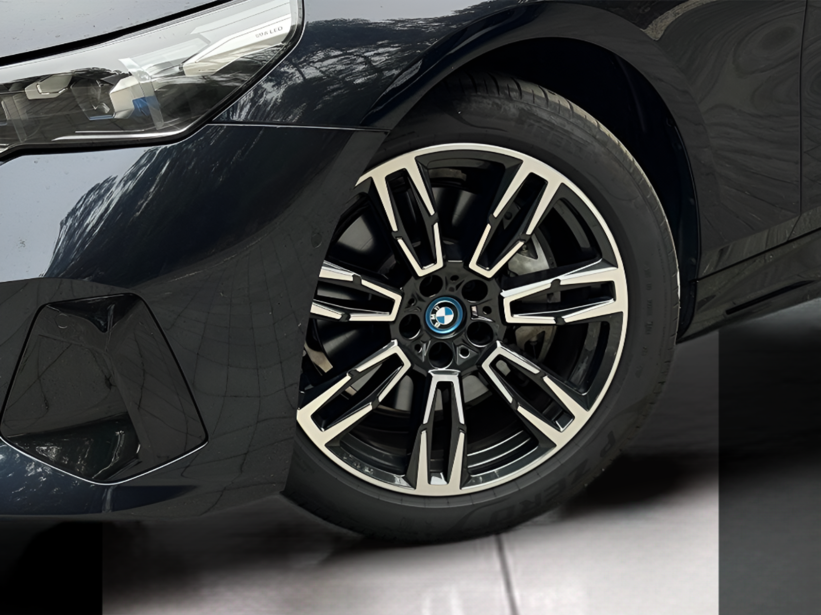 BMW i5 eDrive40 color Gris. Año 2025. 250KW(340CV). Elétrico. En concesionario BMcar Braga de Braga