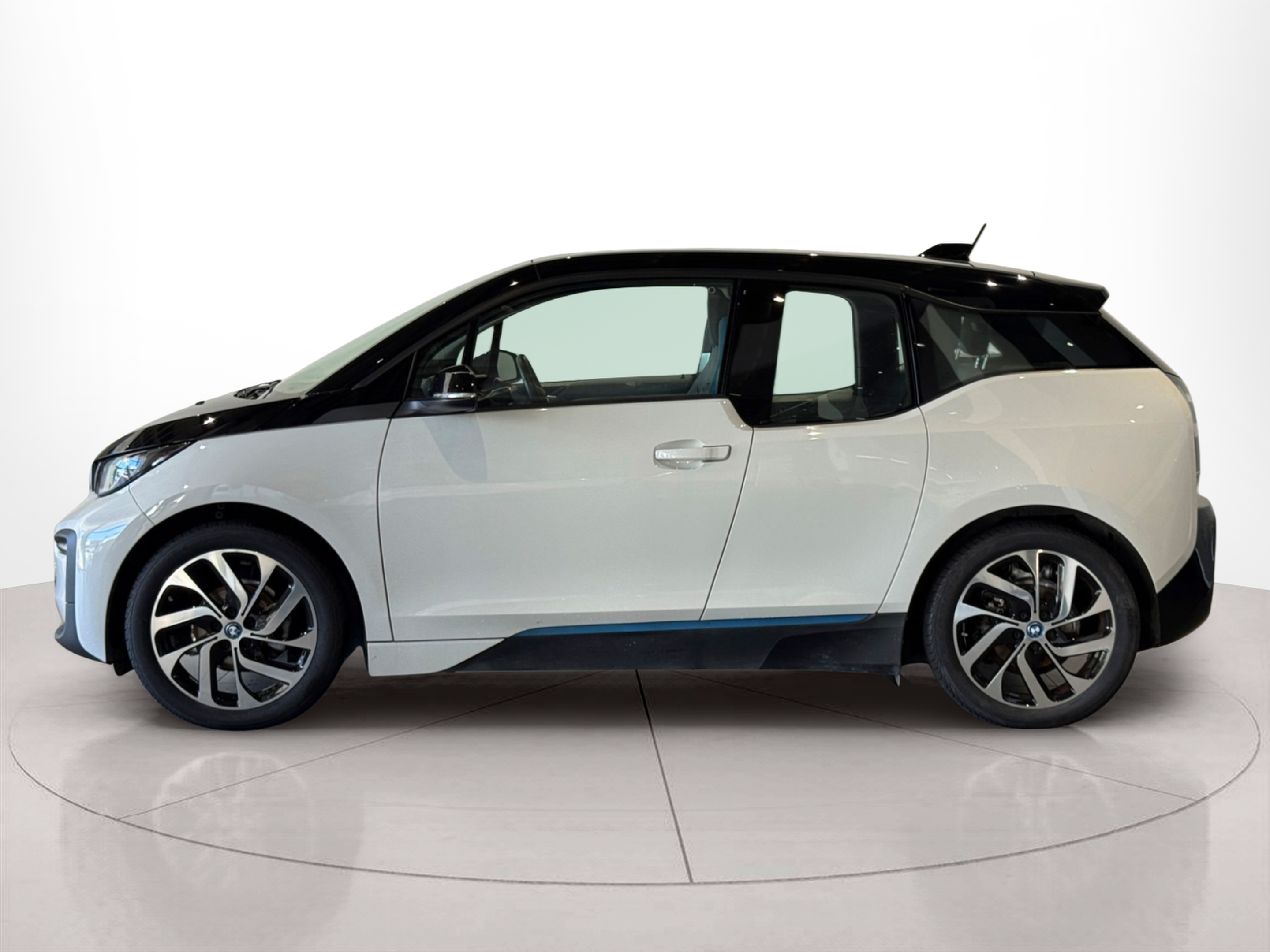 Fotos de BMW i3 i3 120Ah color Blanco. Año 2022. 125KW(170CV). Elétrico. En concesionario BMcar Braga de Braga