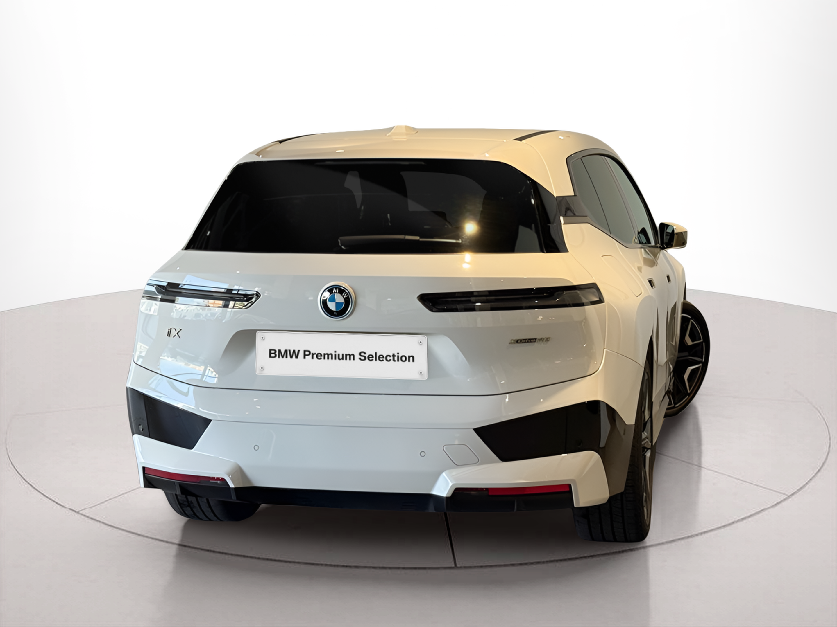 BMW iX xDrive40 color Blanco. Año 2022. 240KW(326CV). Elétrico. En concesionario BMcar Braga de Braga