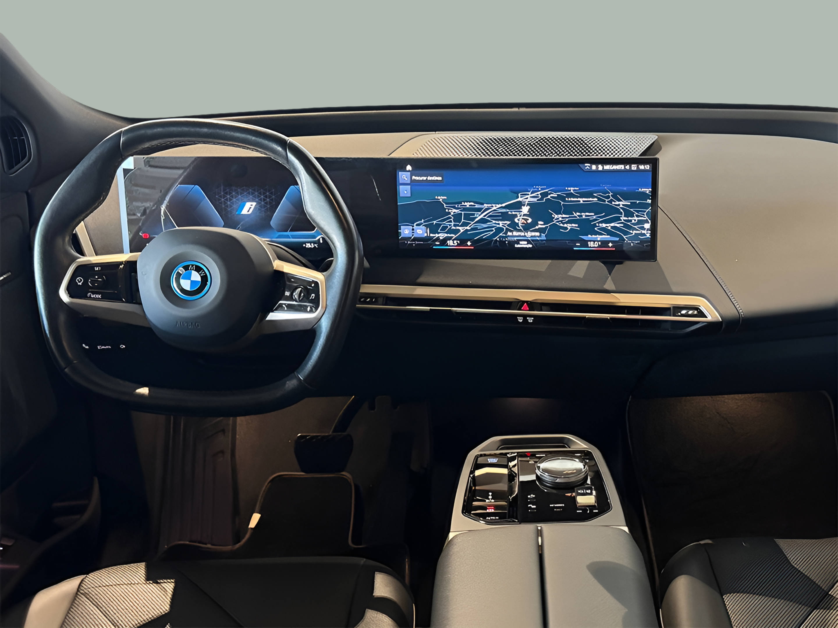 BMW iX xDrive40 color Blanco. Año 2022. 240KW(326CV). Elétrico. En concesionario BMcar Braga de Braga