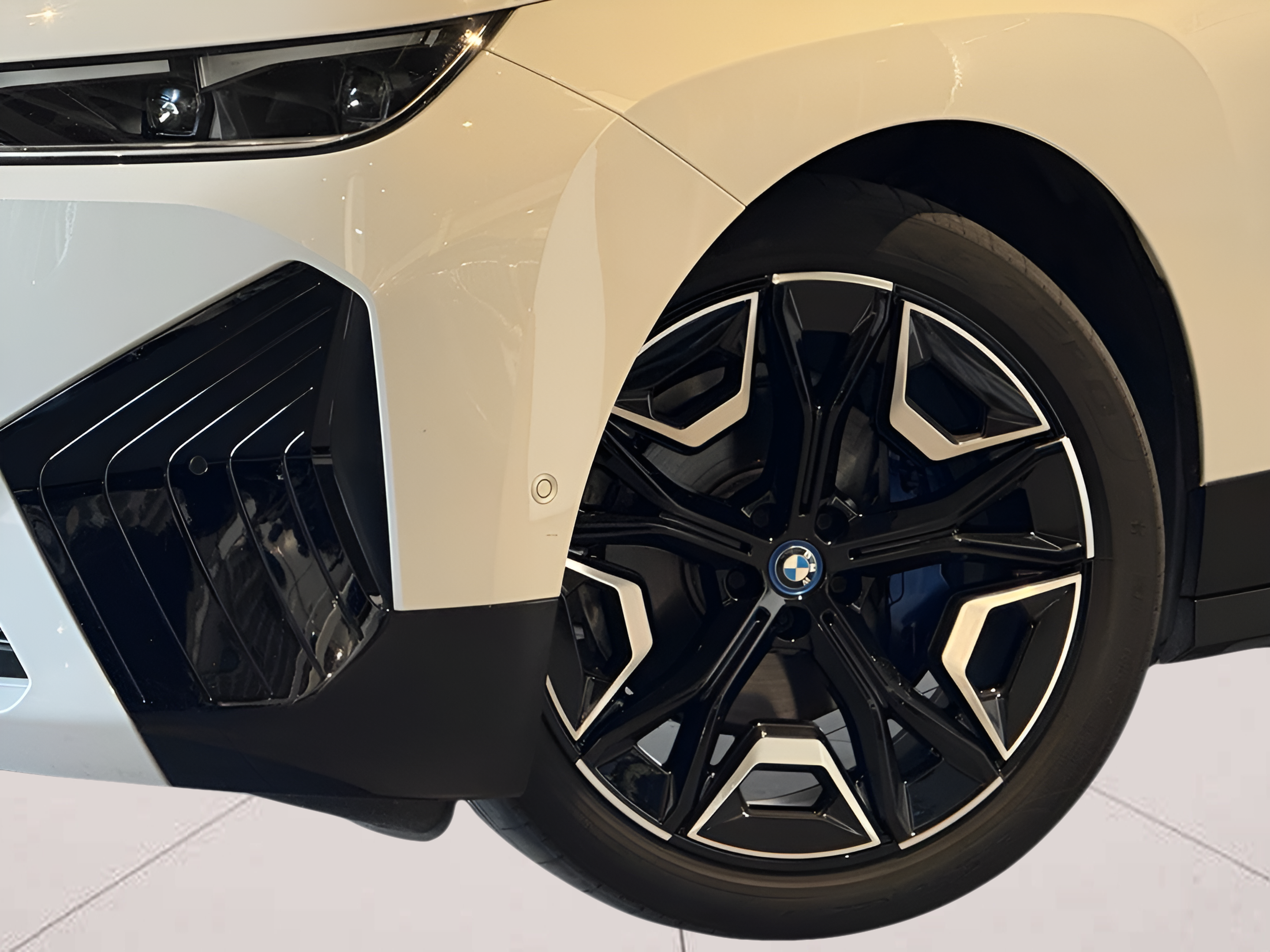 BMW iX xDrive40 color Blanco. Año 2022. 240KW(326CV). Elétrico. En concesionario BMcar Braga de Braga